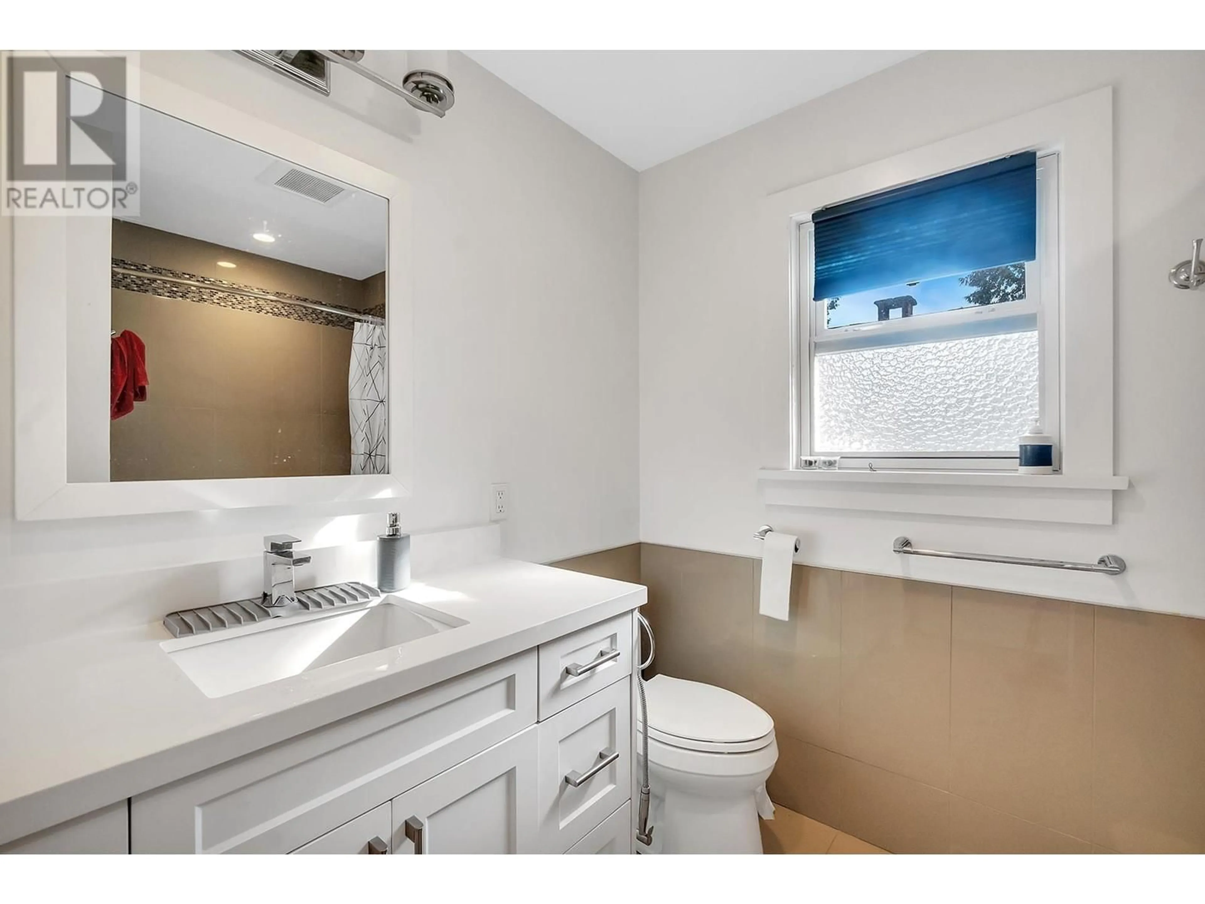 Standard bathroom, ceramic/tile floor for 2505 WILLIAM AVENUE, North Vancouver British Columbia V7K1Z2