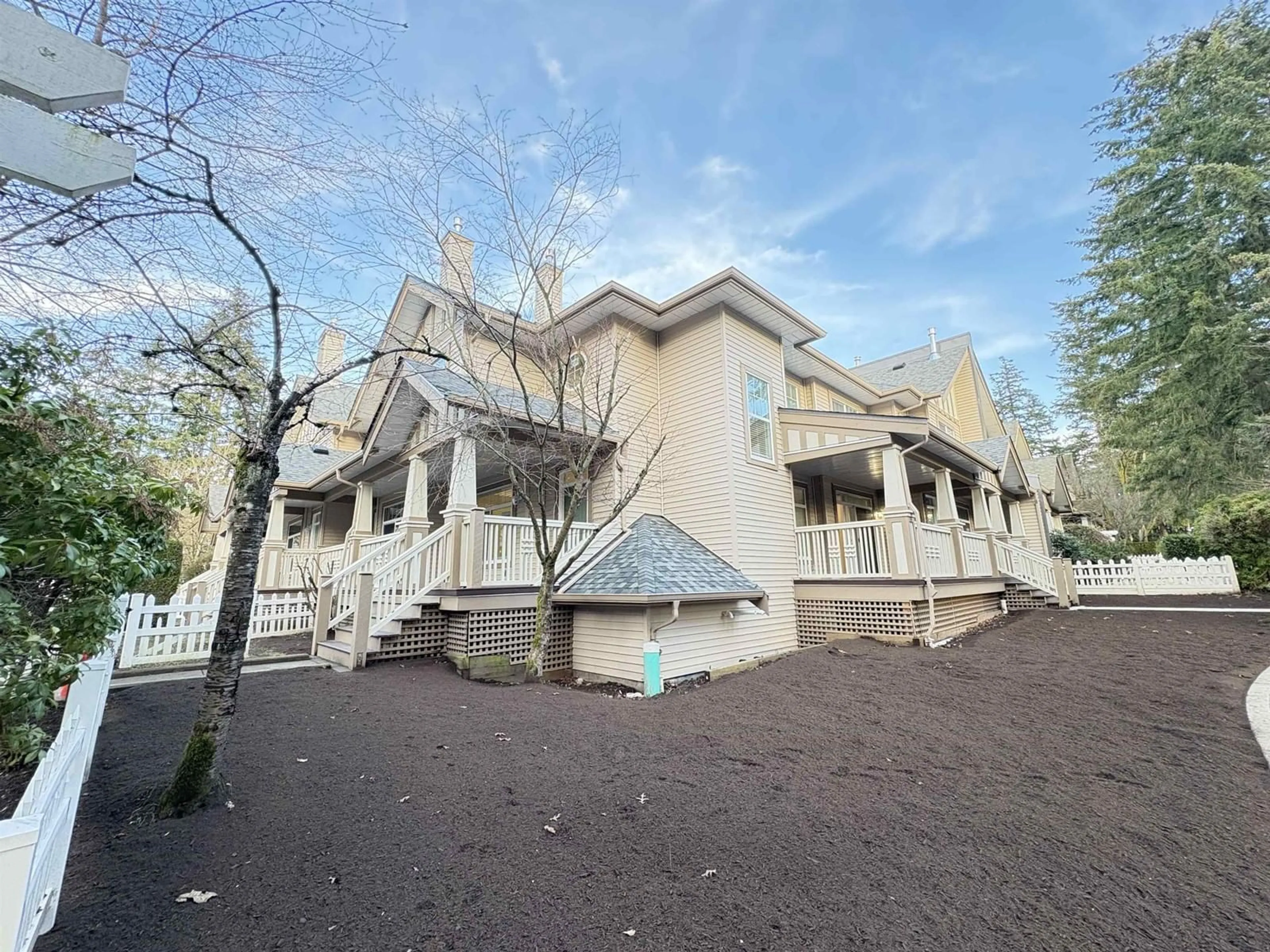 A pic from outside/outdoor area/front of a property/back of a property/a pic from drone, unknown for 69 2678 KING GEORGE BOULEVARD, Surrey British Columbia V4P1H6