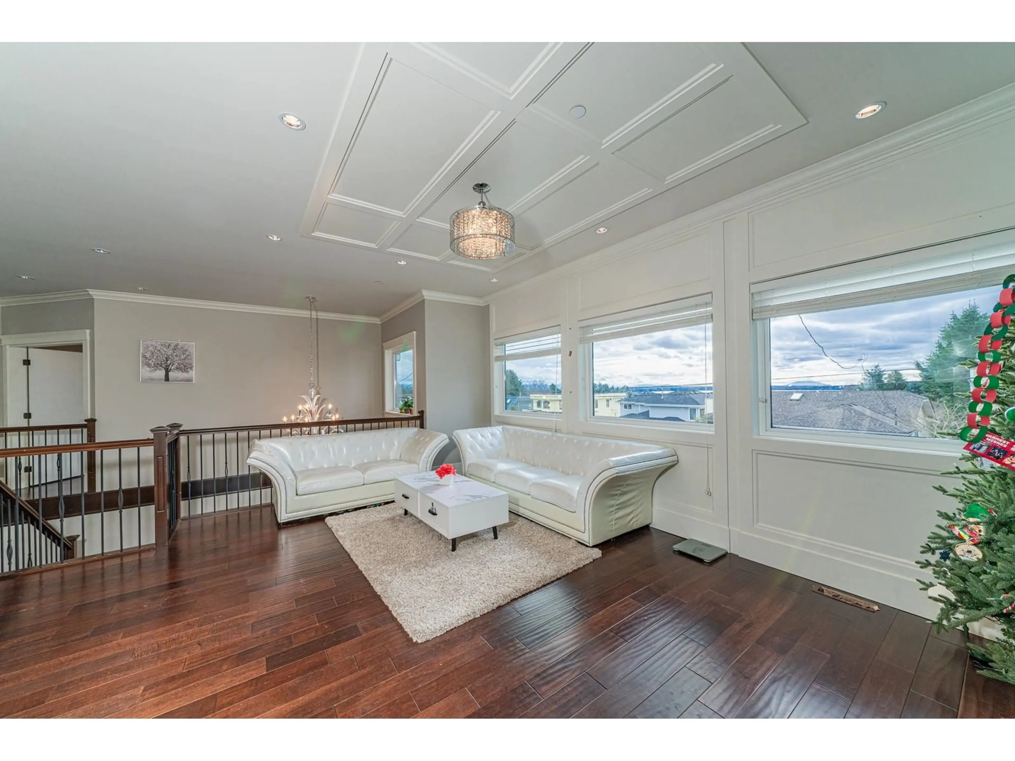 Living room with furniture, wood/laminate floor for 15807 BUENA VISTA, White Rock British Columbia V4B2A2