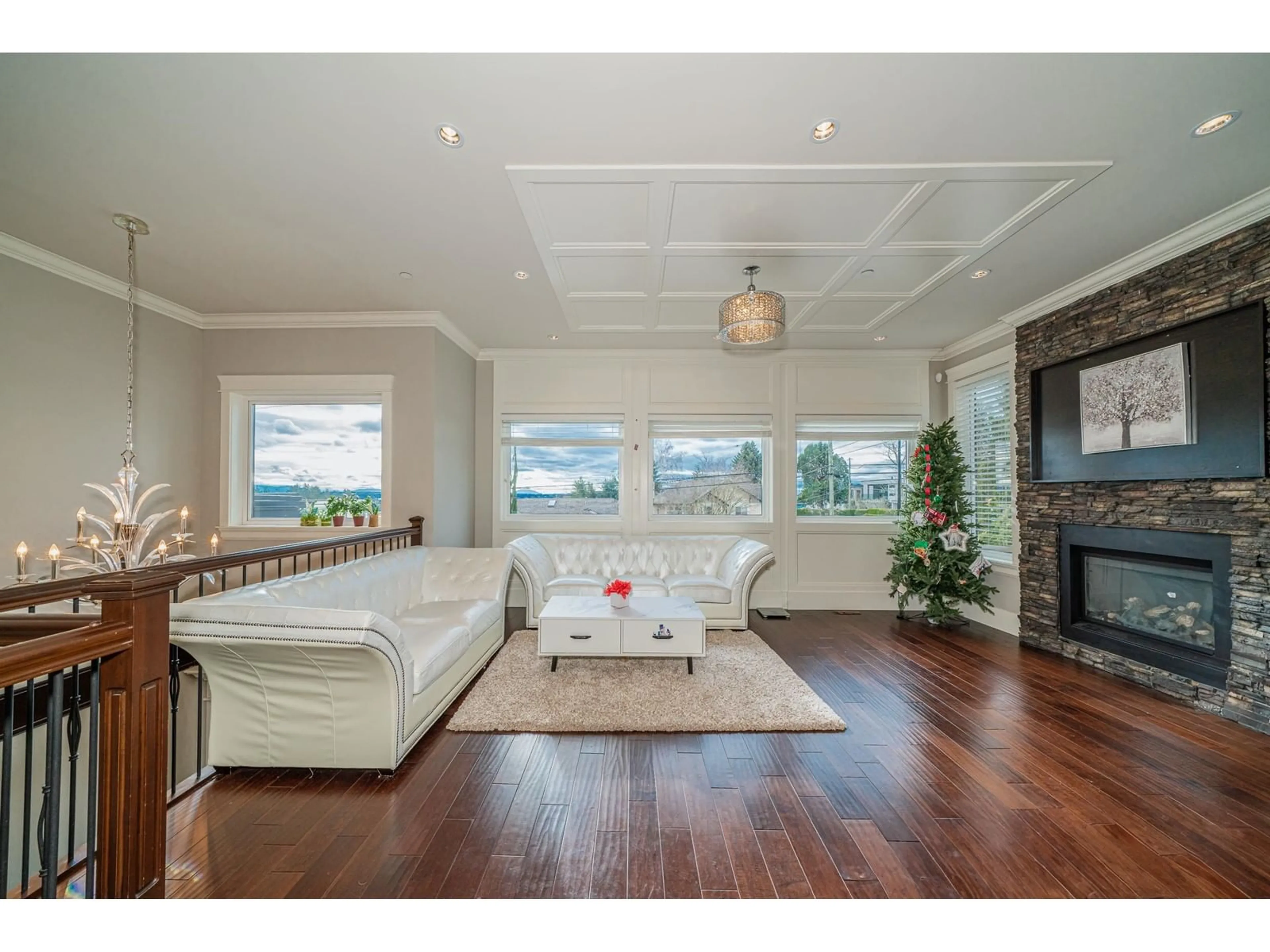 Living room with furniture, wood/laminate floor for 15807 BUENA VISTA AVENUE, White Rock British Columbia V4B2A2