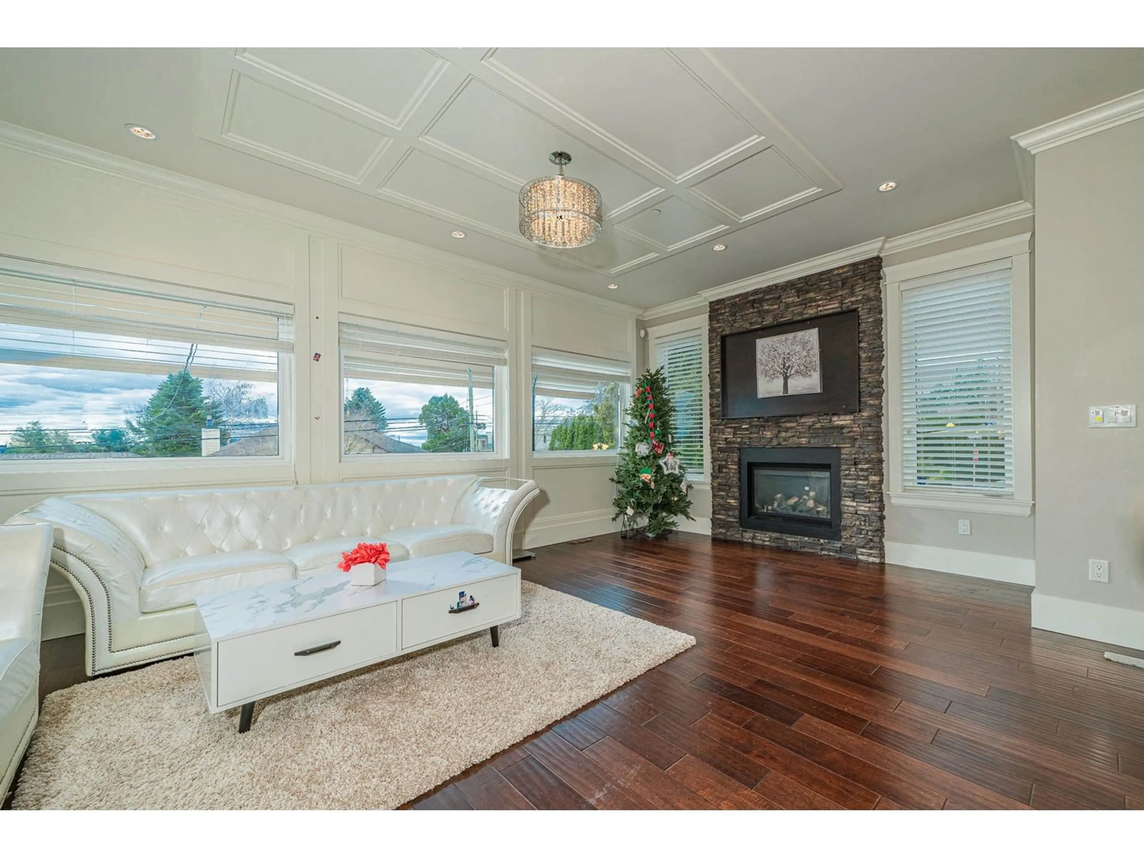 Living room with furniture, wood/laminate floor for 15807 BUENA VISTA AVENUE, White Rock British Columbia V4B2A2