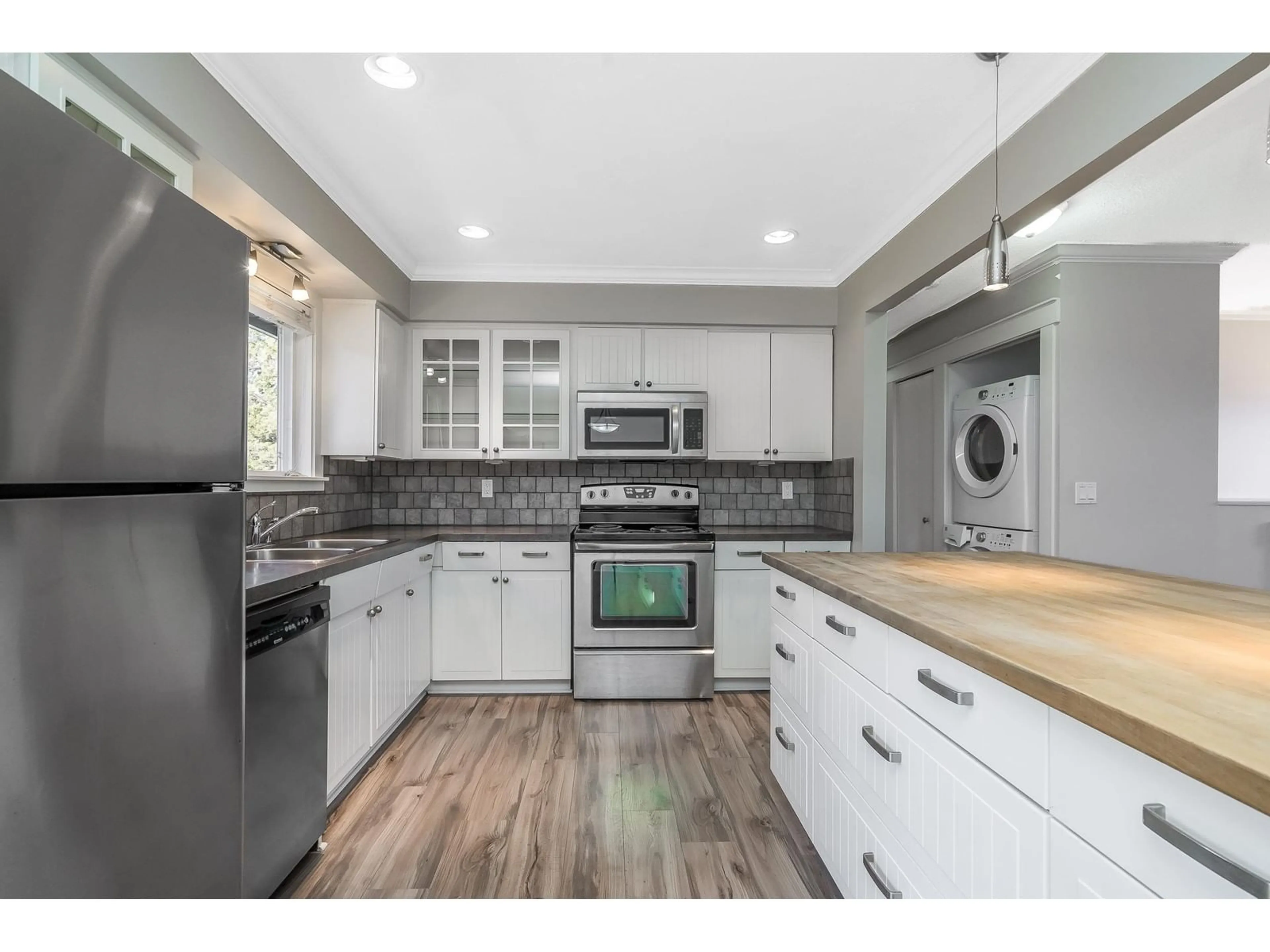 Open concept kitchen, unknown for 4937 197A STREET, Langley British Columbia V3A6W1