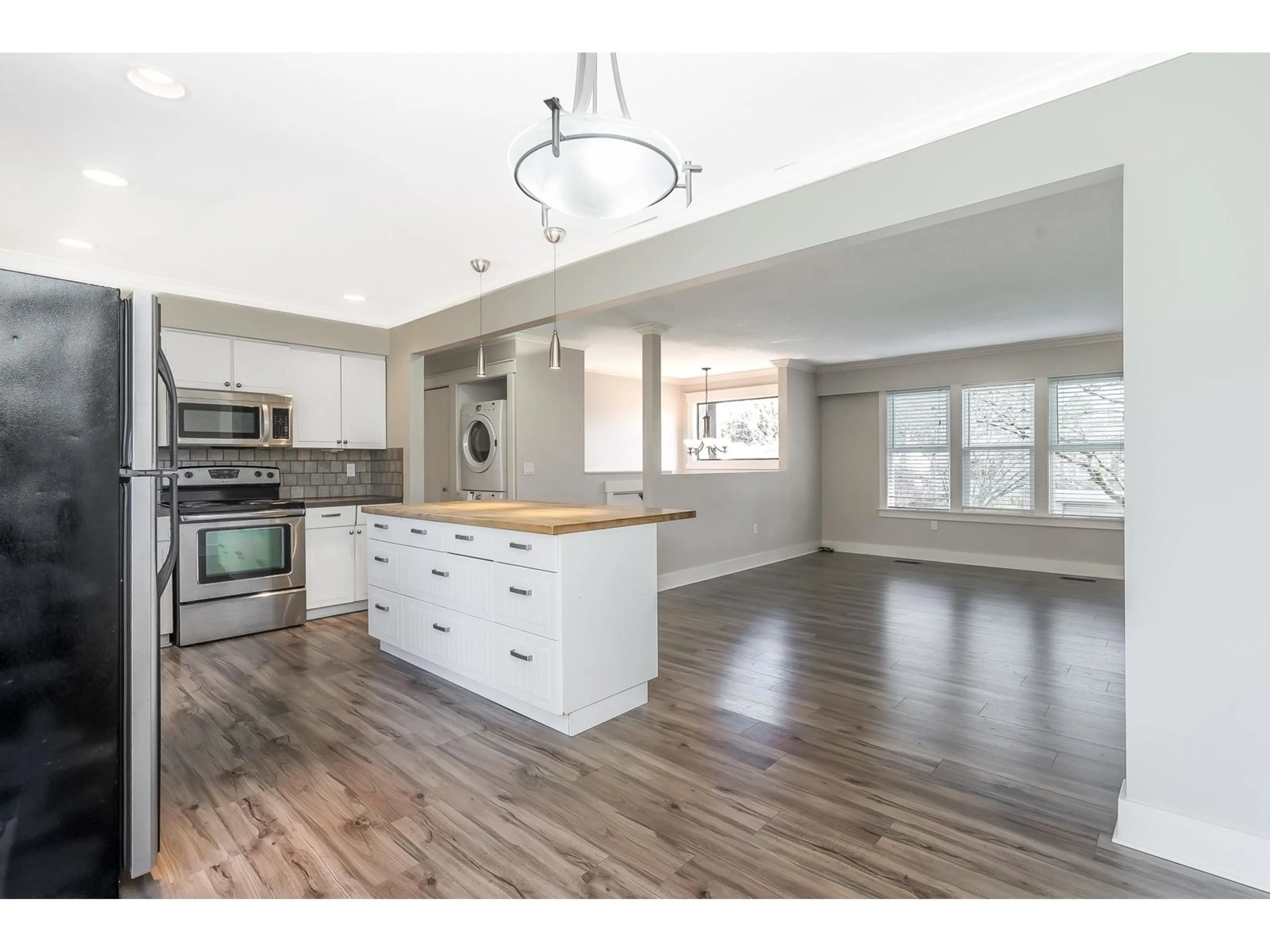 Open concept kitchen, wood/laminate floor for 4937 197A STREET, Langley British Columbia V3A6W1