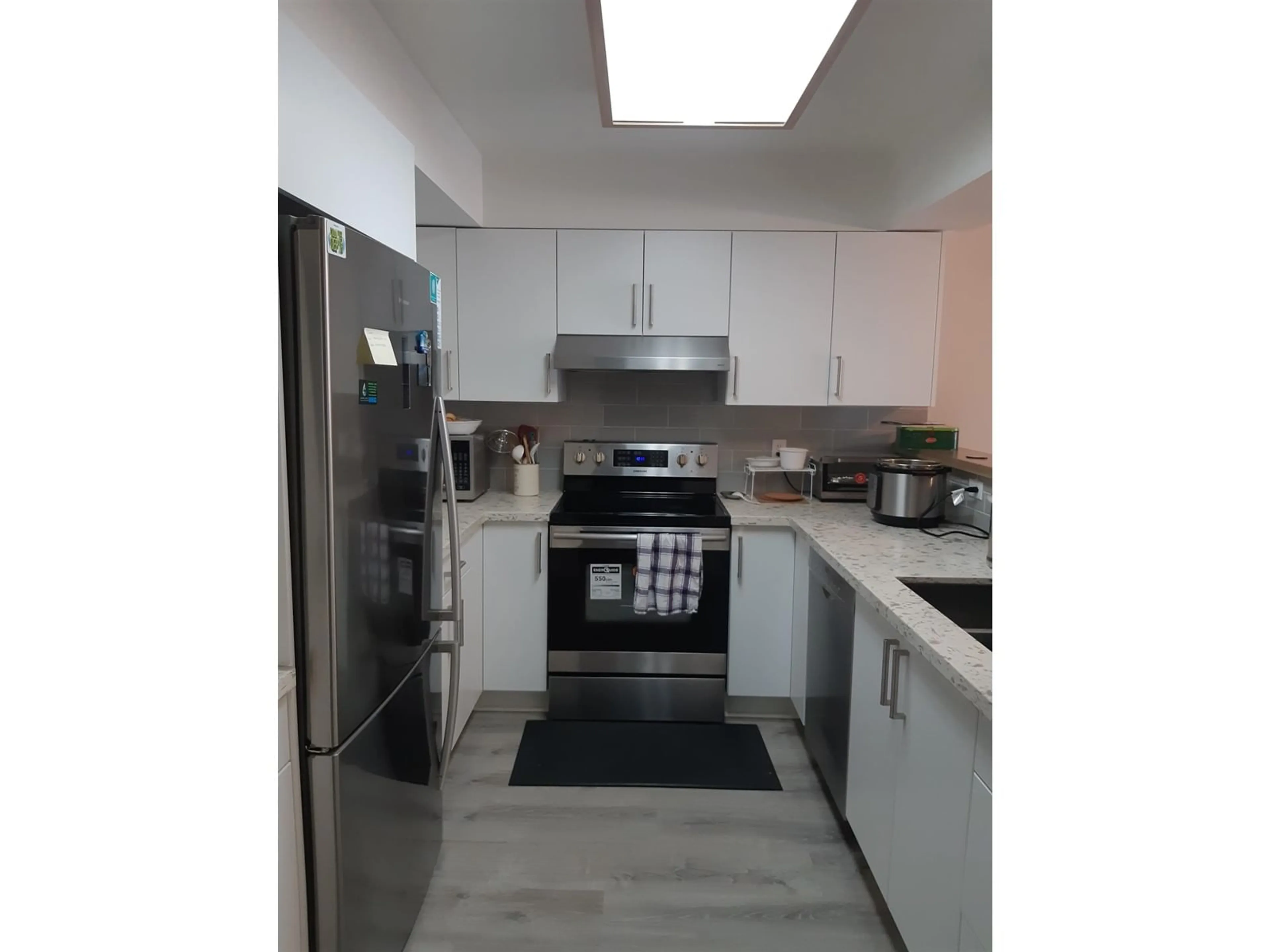 Standard kitchen, unknown for B302 9866 WHALLEY BOULEVARD, Surrey British Columbia V3T5S8