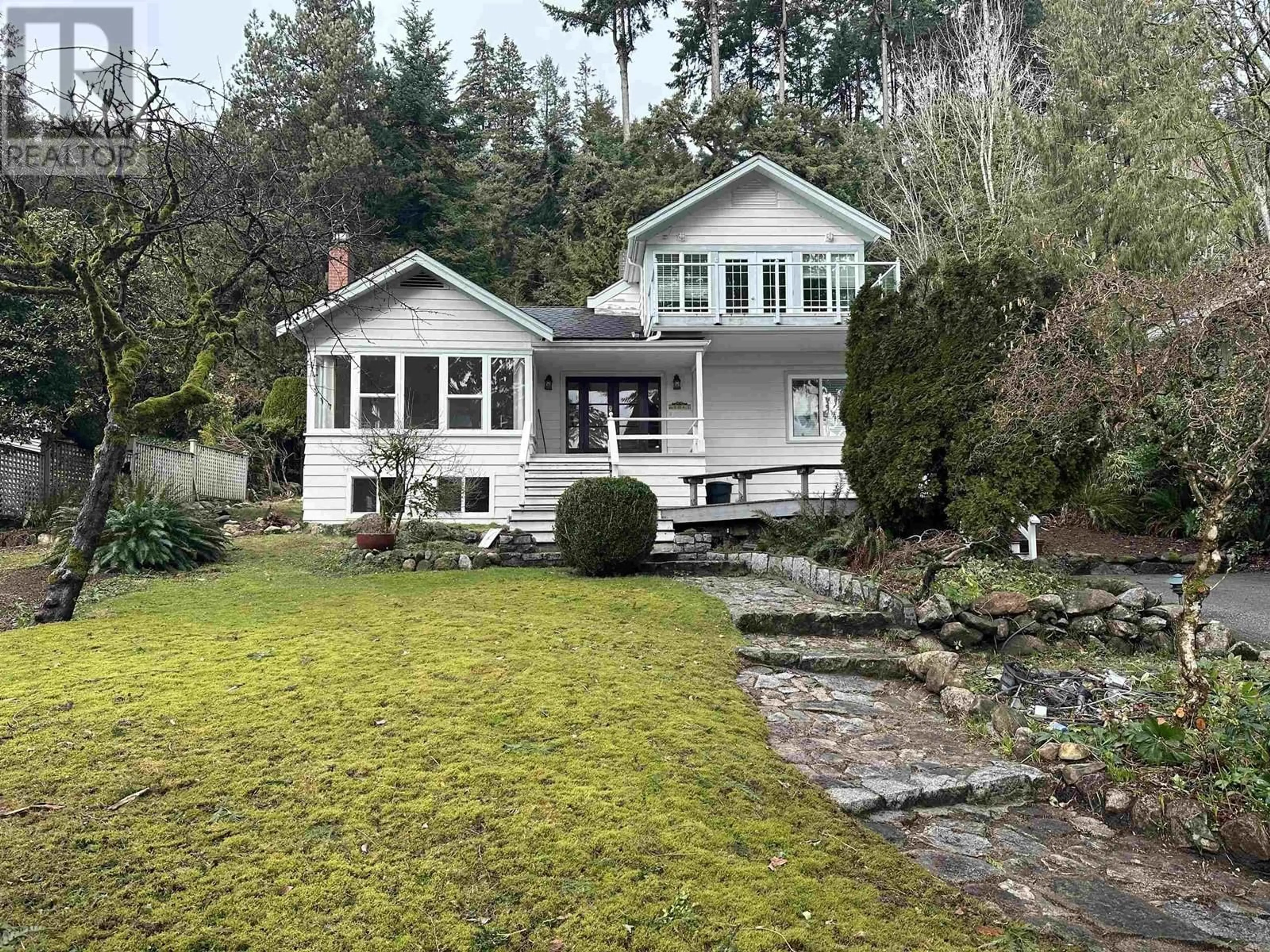 A pic from outside/outdoor area/front of a property/back of a property/a pic from drone, unknown for 4043 ROSE CRESCENT, West Vancouver British Columbia V7V2N6