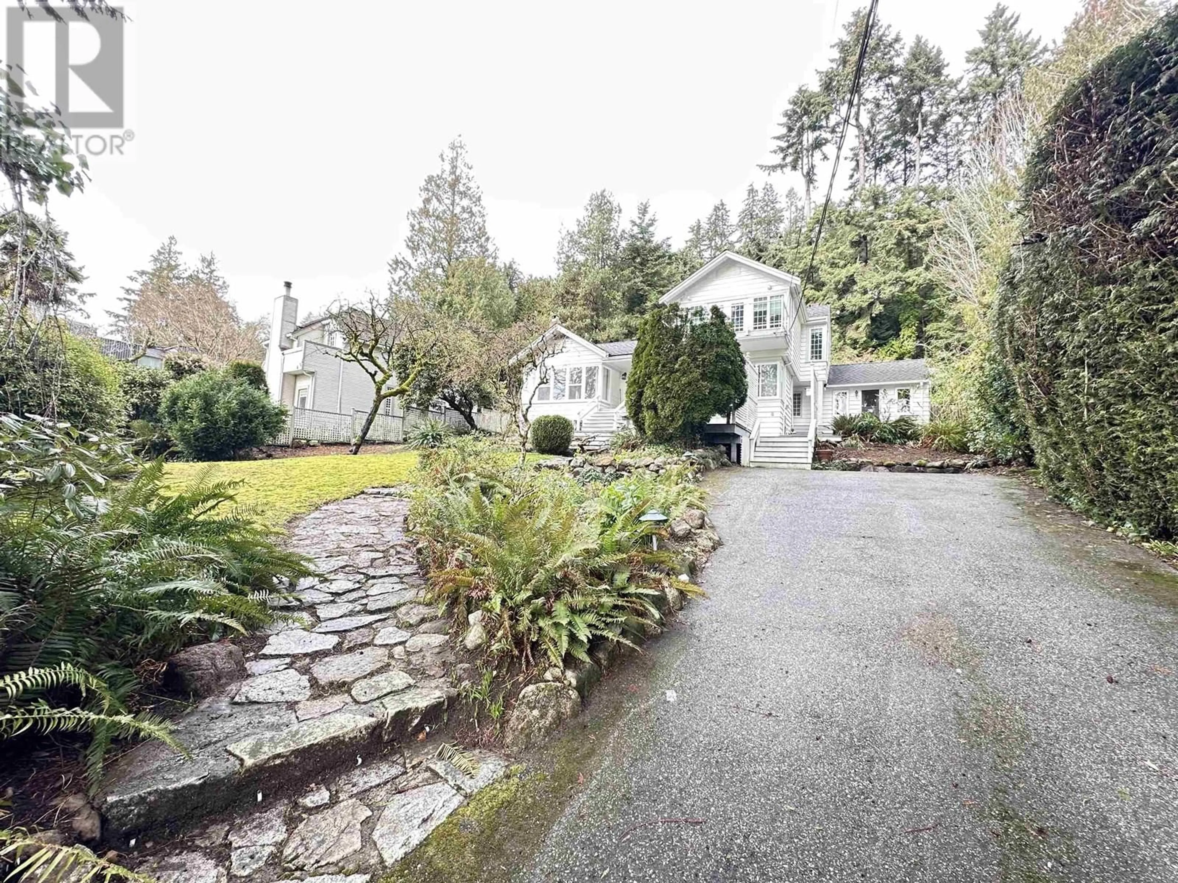 A pic from outside/outdoor area/front of a property/back of a property/a pic from drone, street for 4043 ROSE CRESCENT, West Vancouver British Columbia V7V2N6