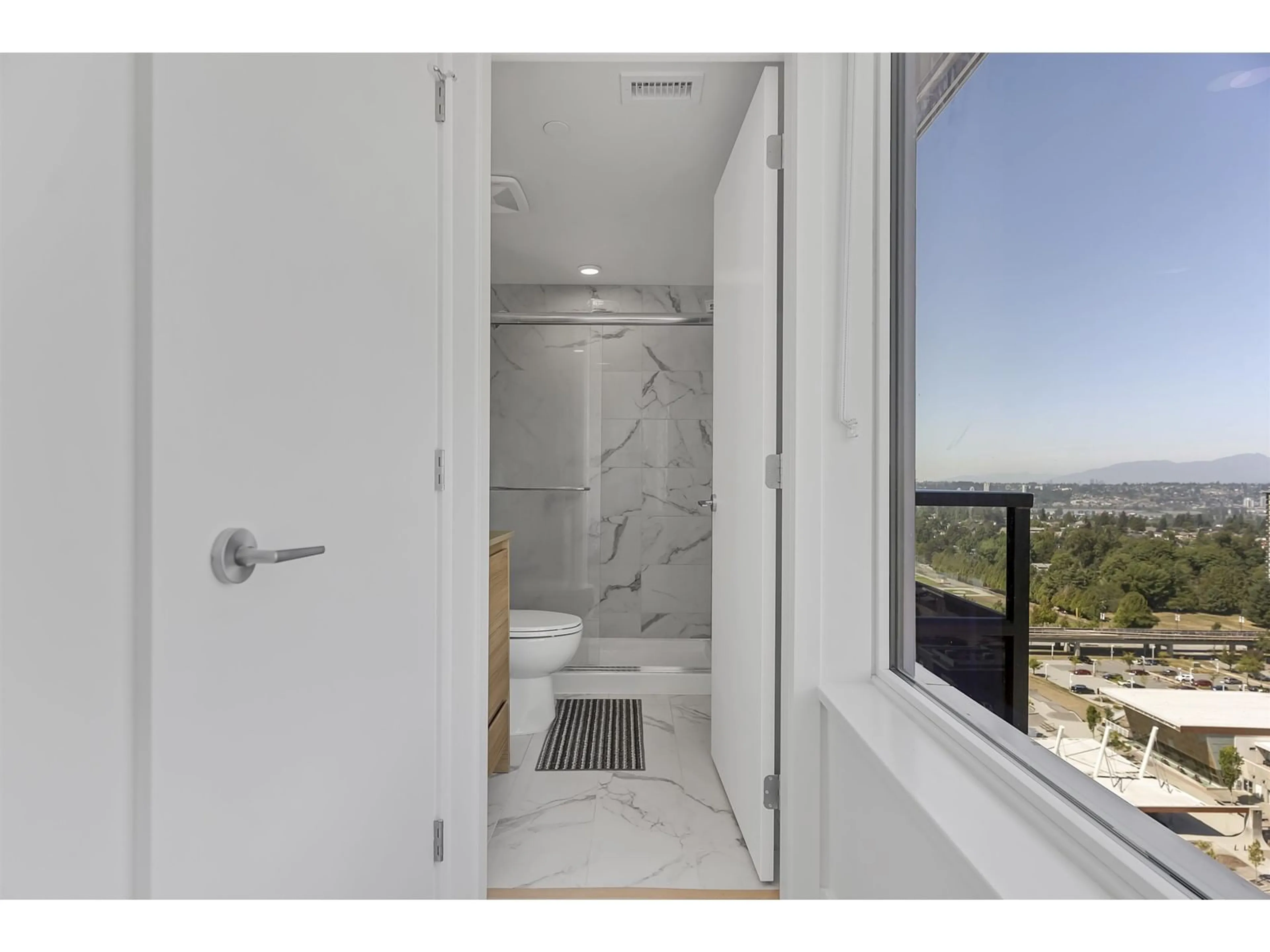 Standard bathroom, ceramic/tile floor for 1812 - 10626 CITY, Surrey British Columbia V3T0S3