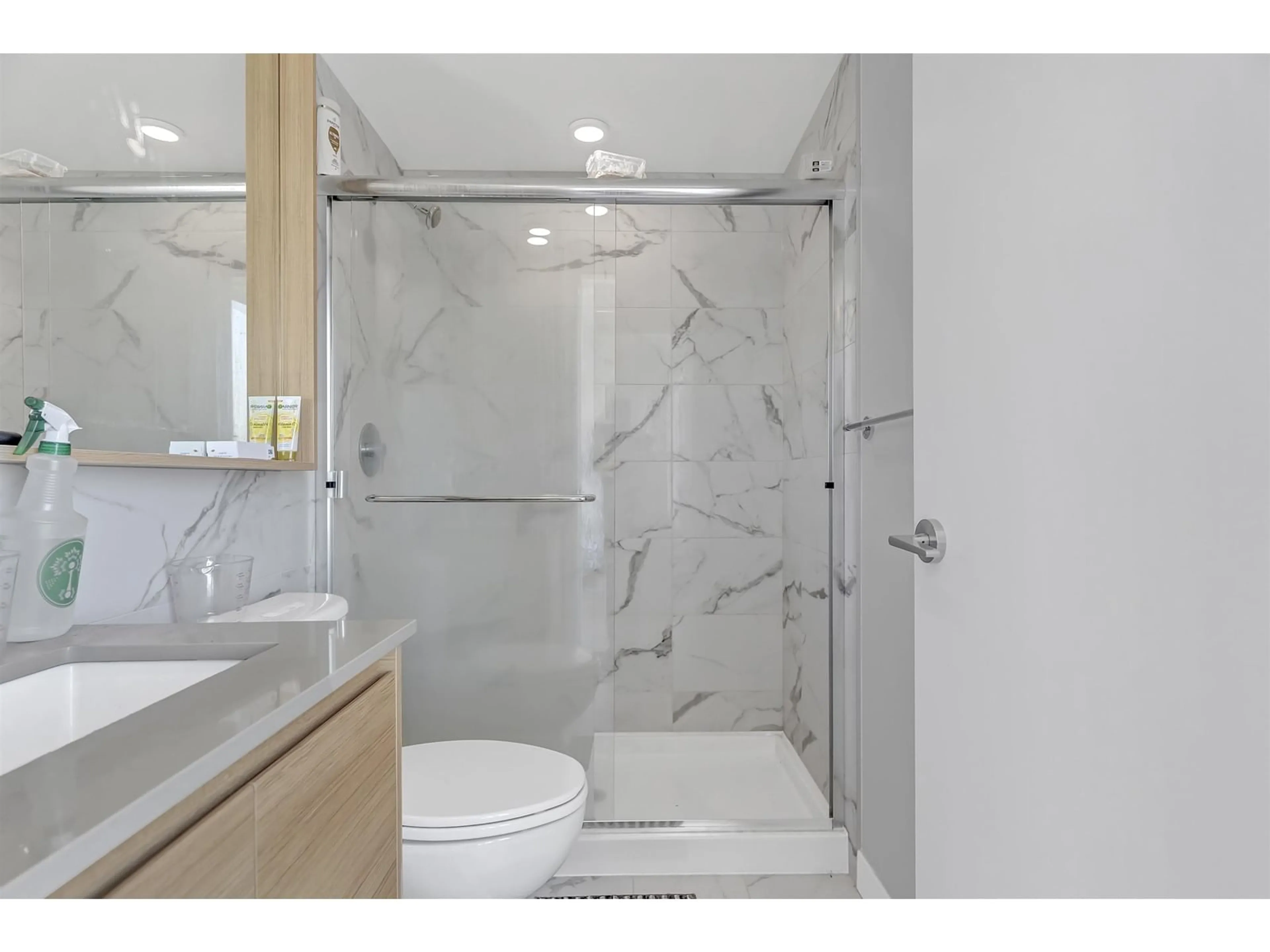 Standard bathroom, ceramic/tile floor for 1812 - 10626 CITY, Surrey British Columbia V3T0S3