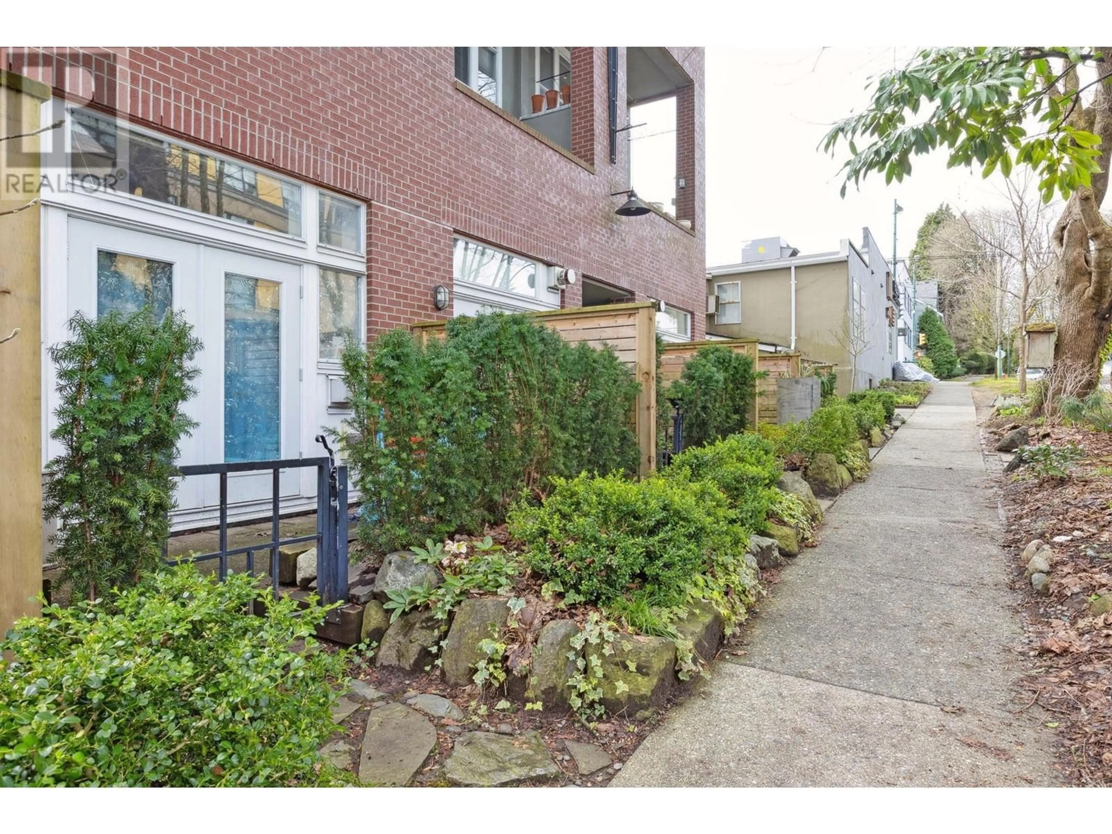 Patio, street for 307 980 W 22ND AVENUE, Vancouver British Columbia V5Z2A1