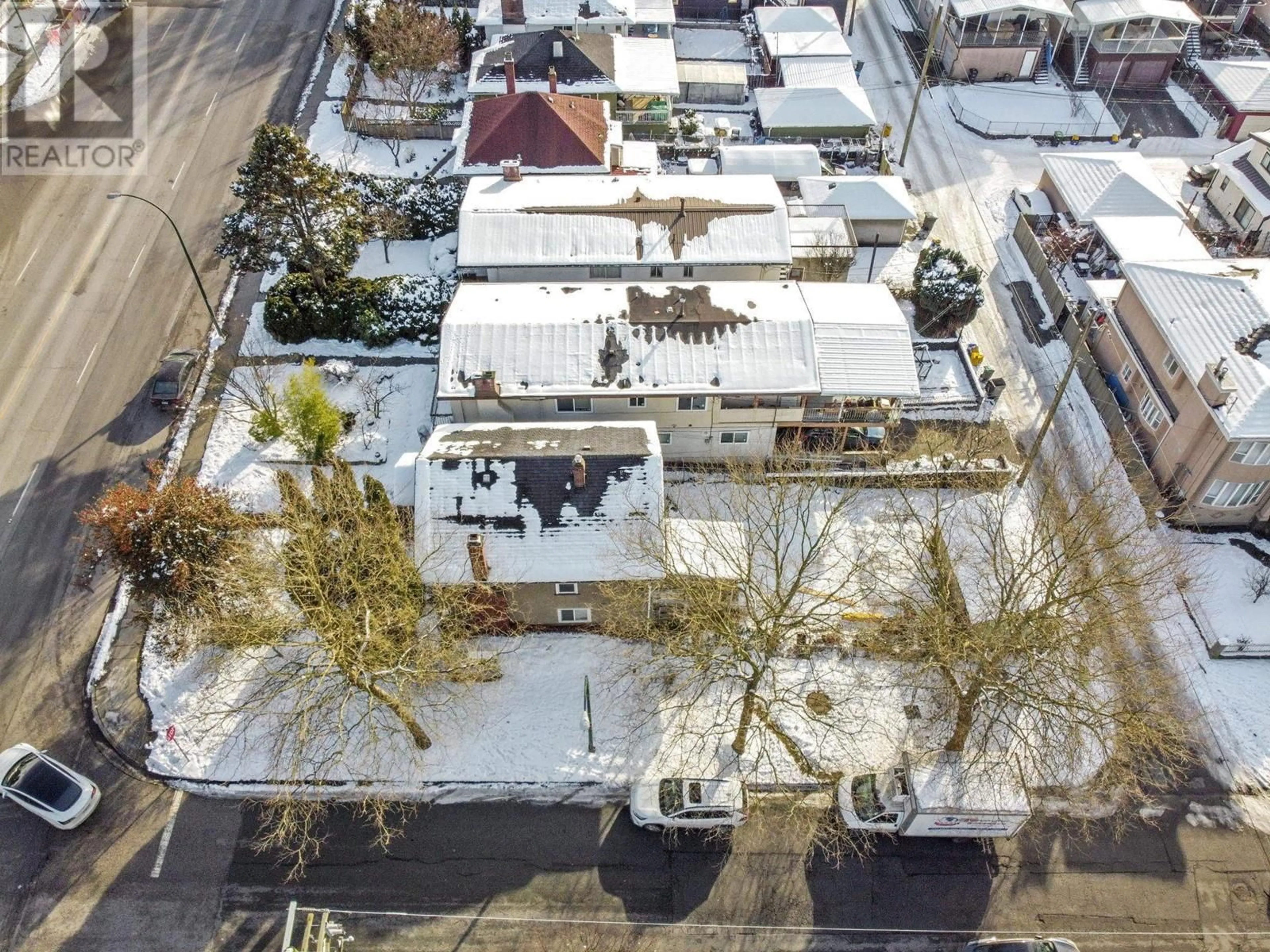 A pic from outside/outdoor area/front of a property/back of a property/a pic from drone, city buildings view from balcony for 4307 NANAIMO STREET, Vancouver British Columbia V5N5H9