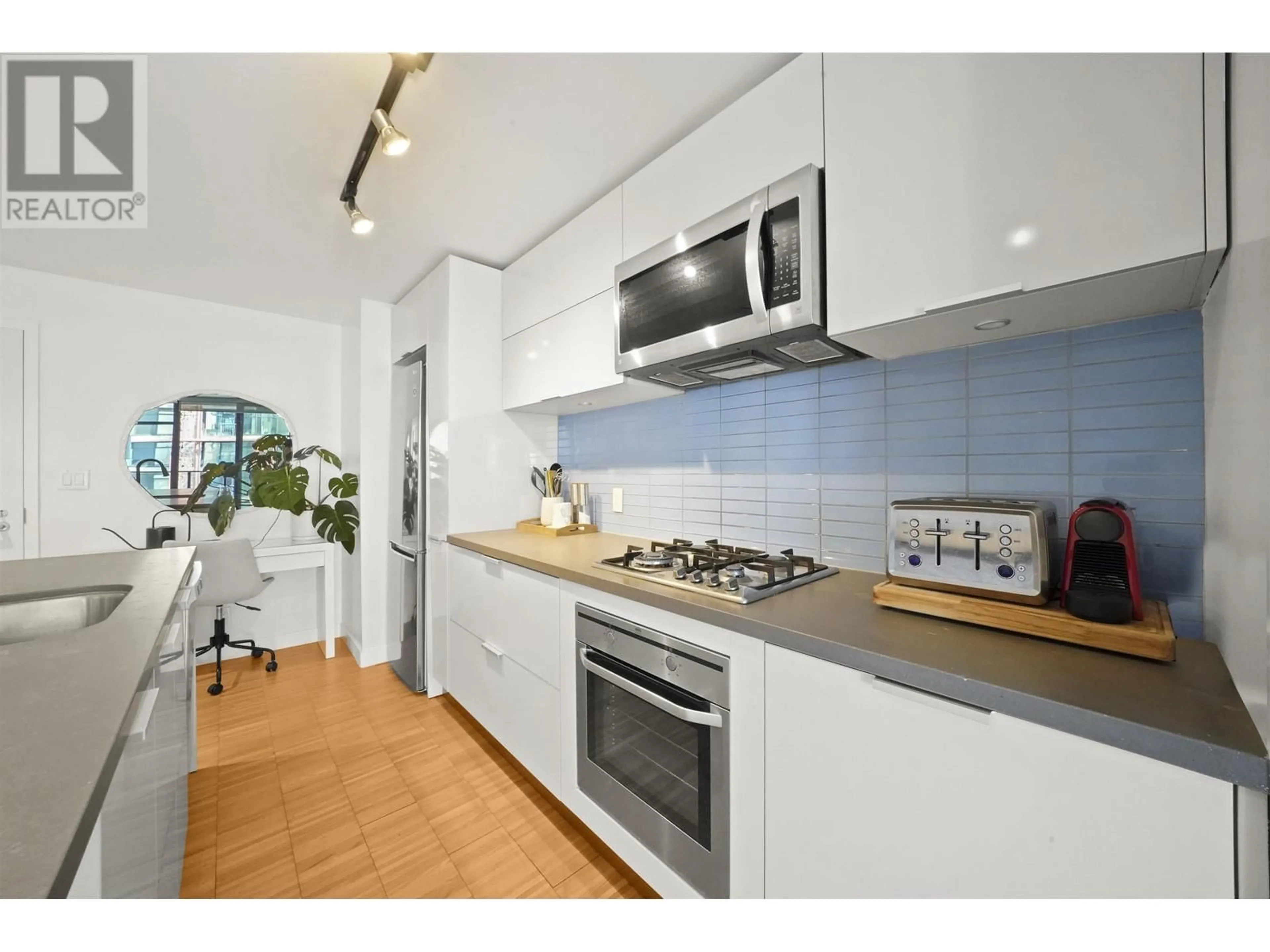 Standard kitchen, unknown for 1907 108 W CORDOVA STREET, Vancouver British Columbia V6B0G5