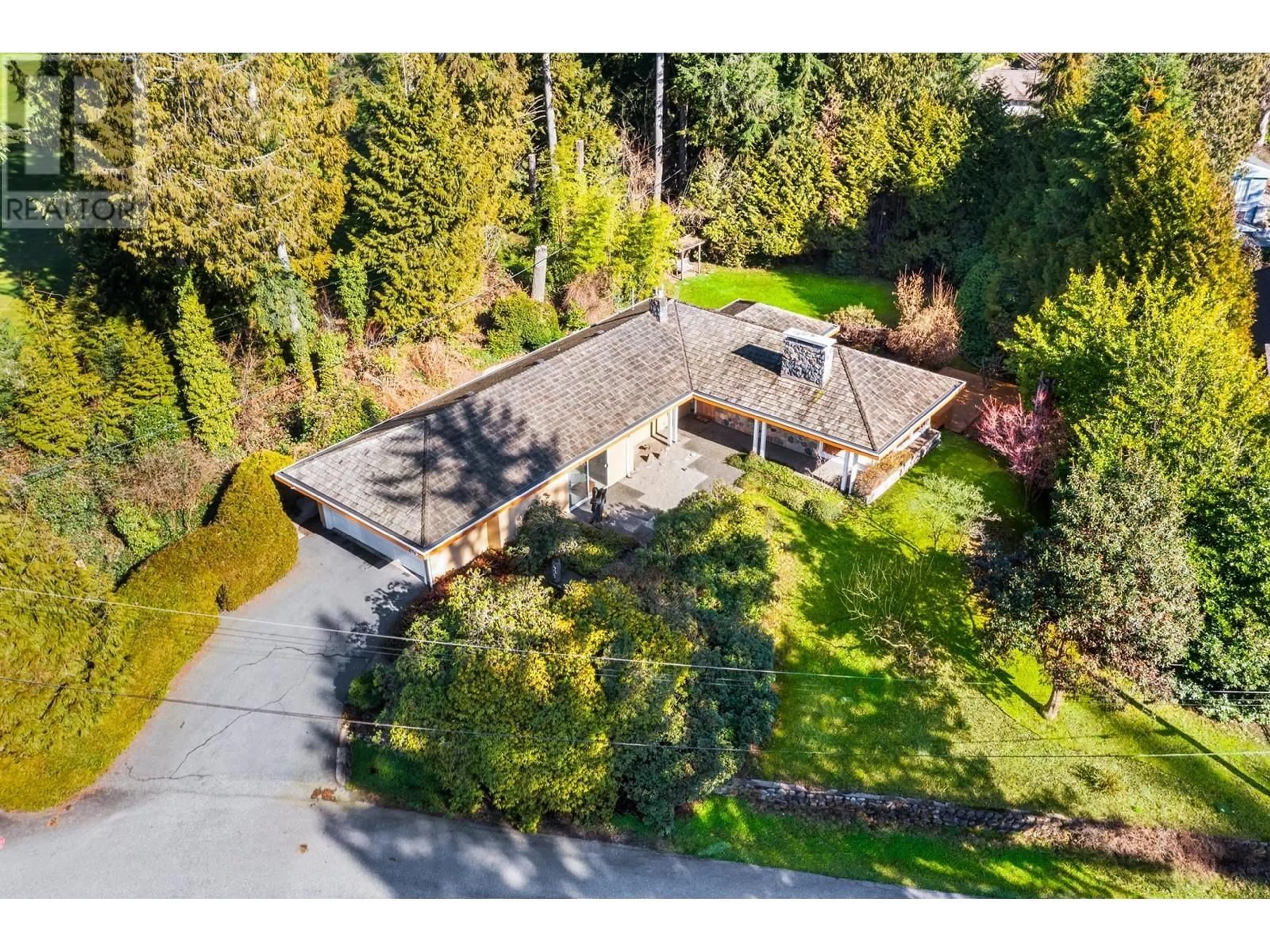 A pic from outside/outdoor area/front of a property/back of a property/a pic from drone, street for 405 BURY LANE, West Vancouver British Columbia V7S1K4