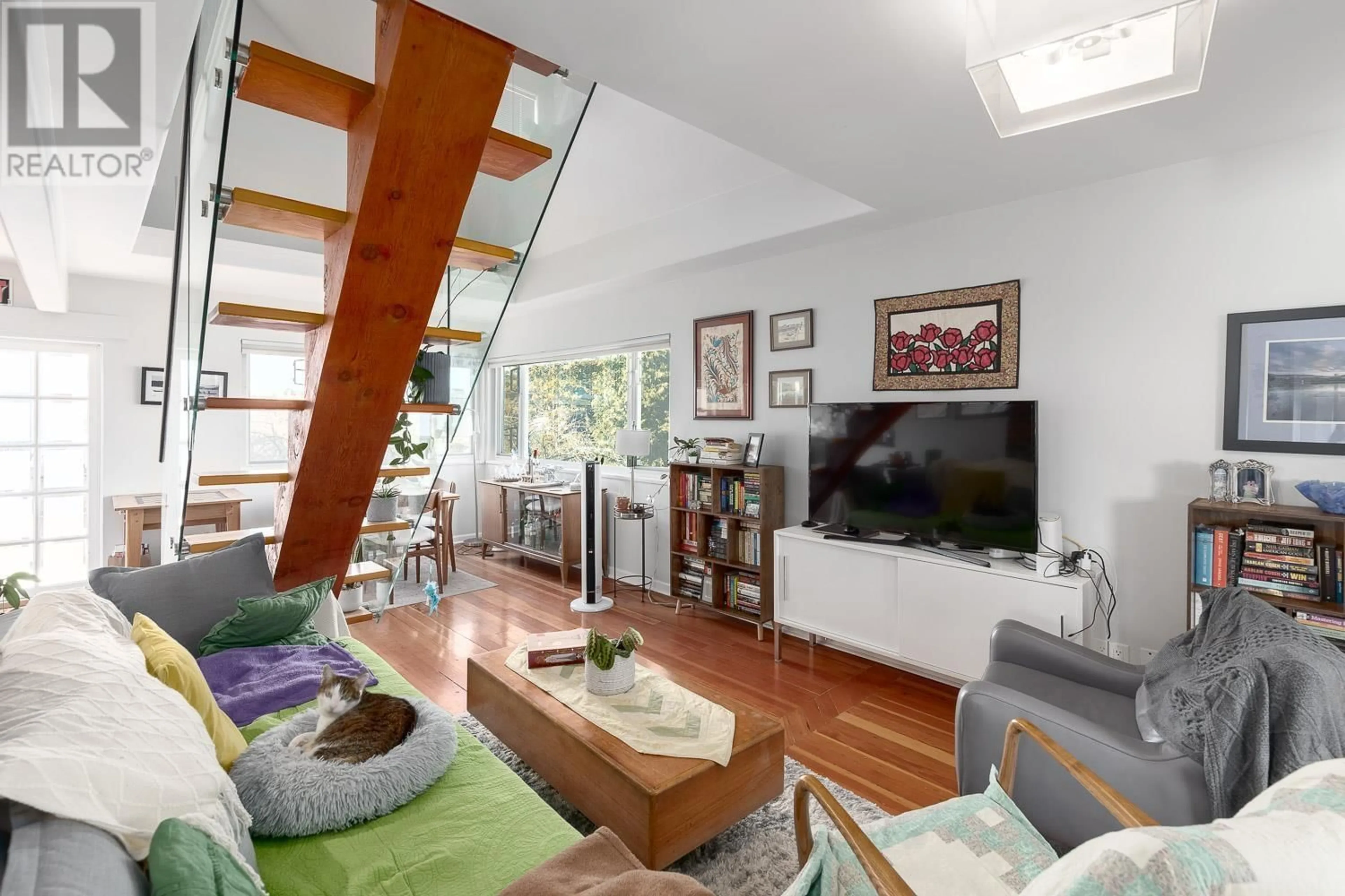 Living room with furniture, wood/laminate floor for 3305 SOPHIA STREET, Vancouver British Columbia V5V3T4