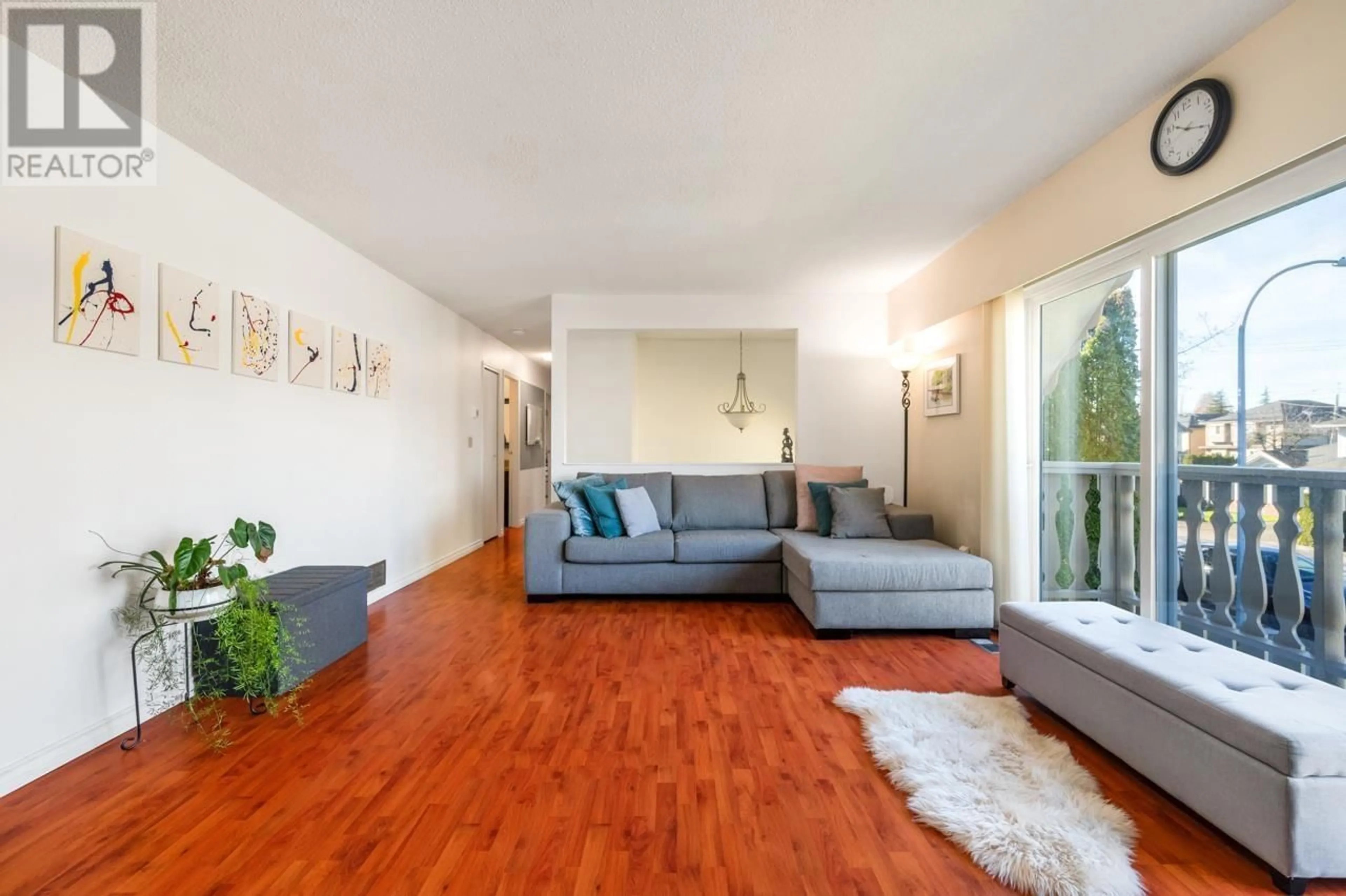 Living room with furniture, wood/laminate floor for 10880 BONAVISTA GATE, Richmond British Columbia V7E4K3