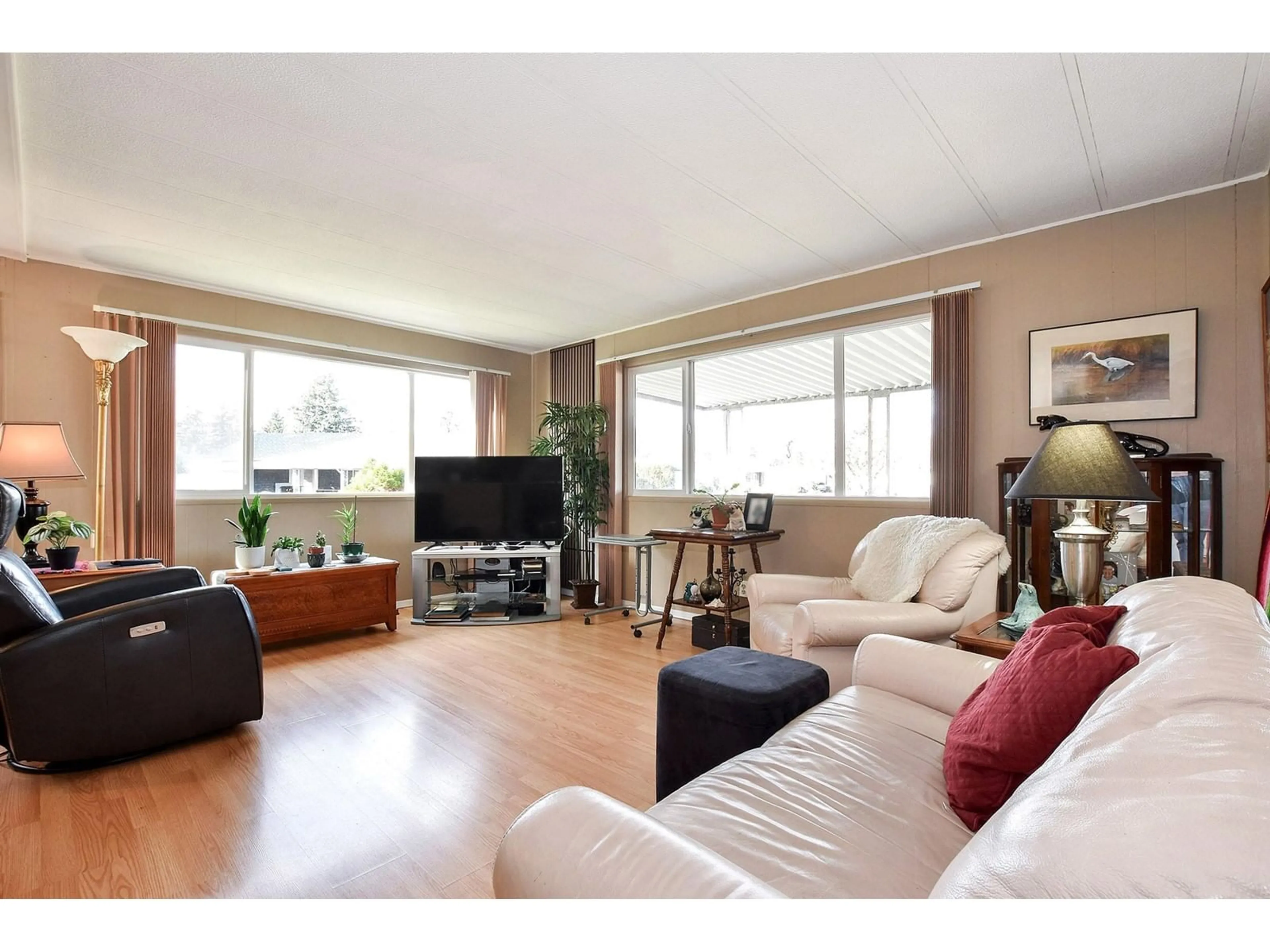 Living room with furniture, wood/laminate floor for 44 - 31313 LIVINGSTONE, Abbotsford British Columbia V2T4T1