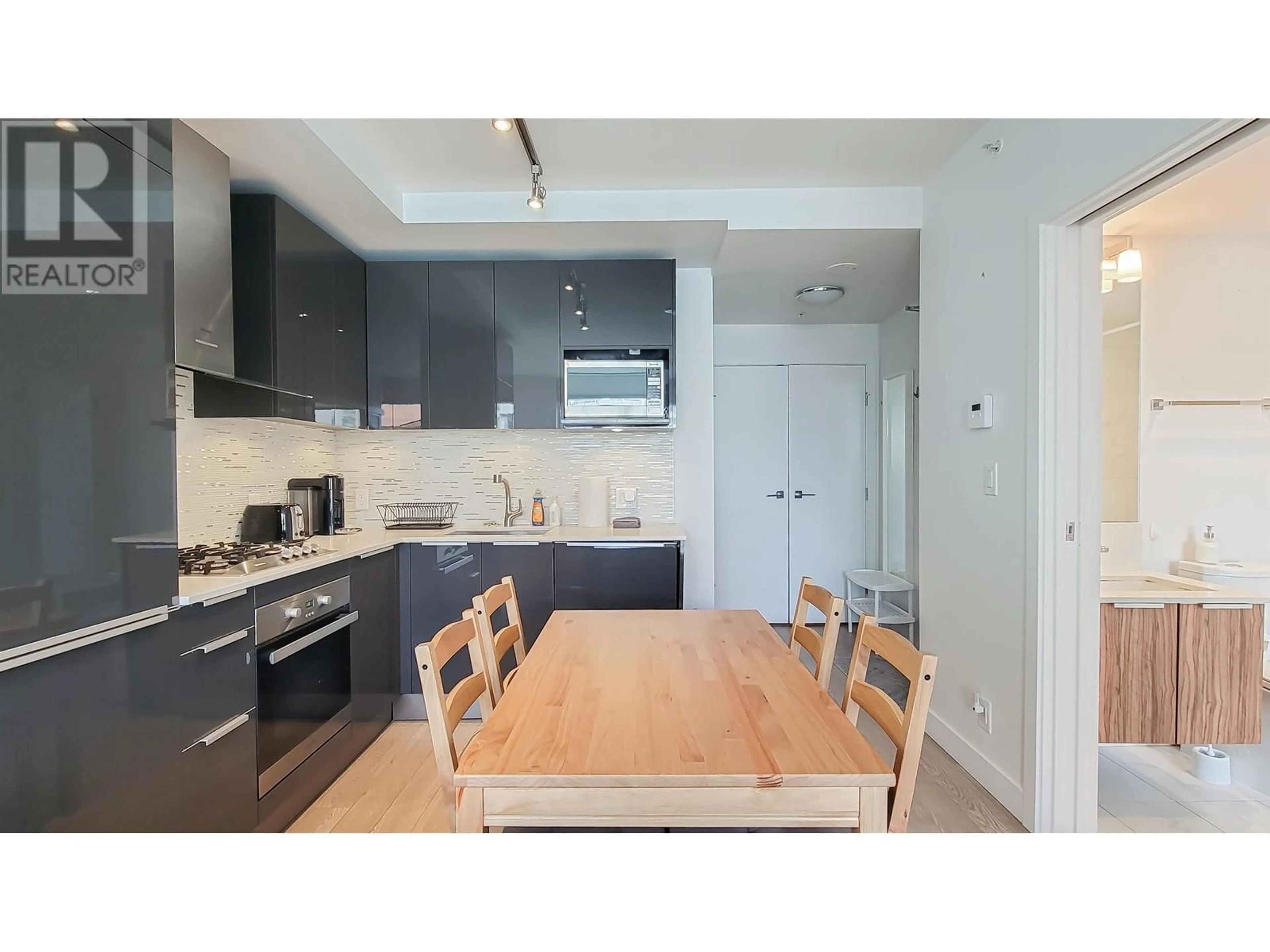 Standard kitchen, wood/laminate floor for 1704 1283 HOWE STREET, Vancouver British Columbia V6Z0E3