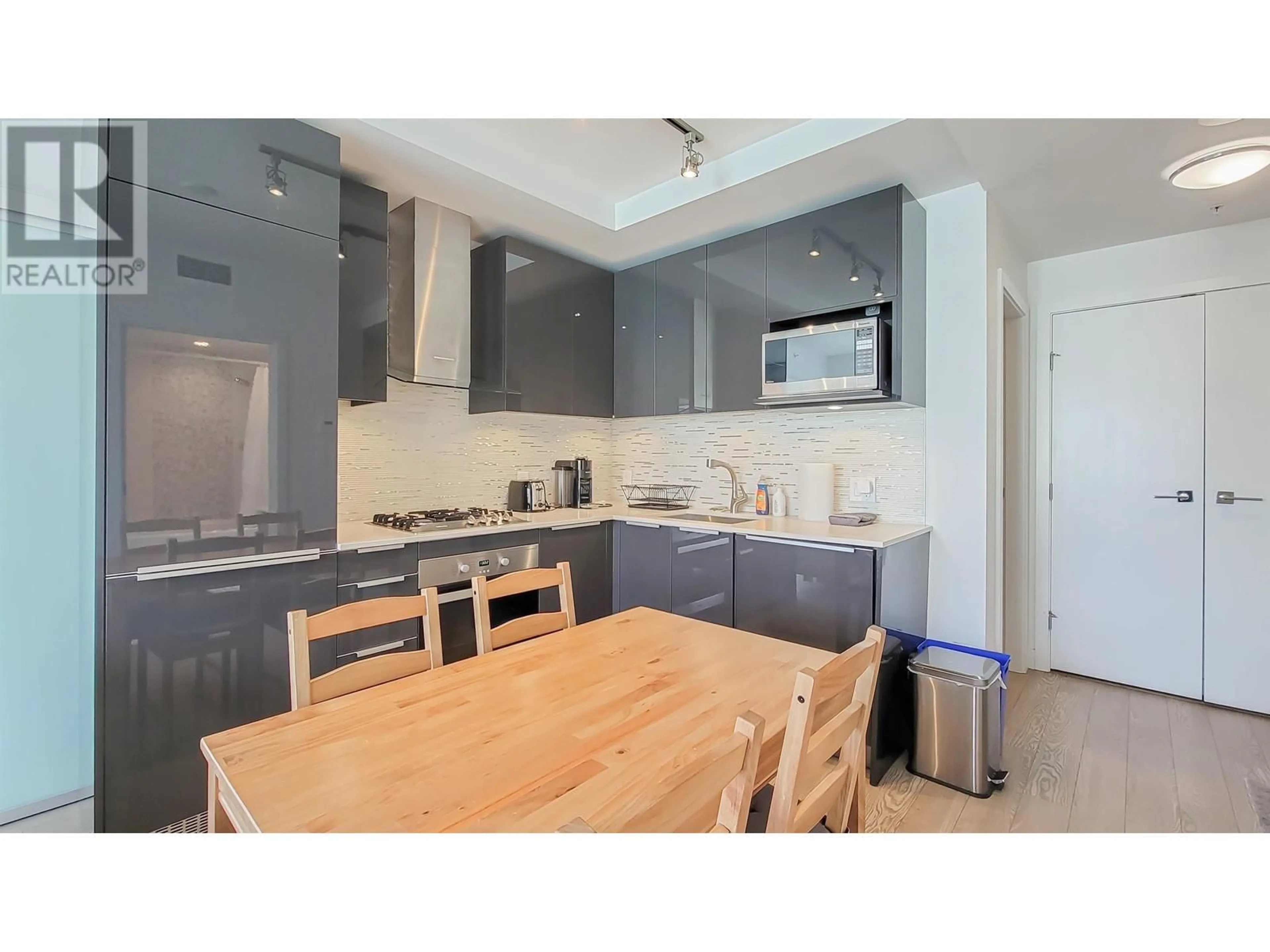 Standard kitchen, wood/laminate floor for 1704 1283 HOWE STREET, Vancouver British Columbia V6Z0E3