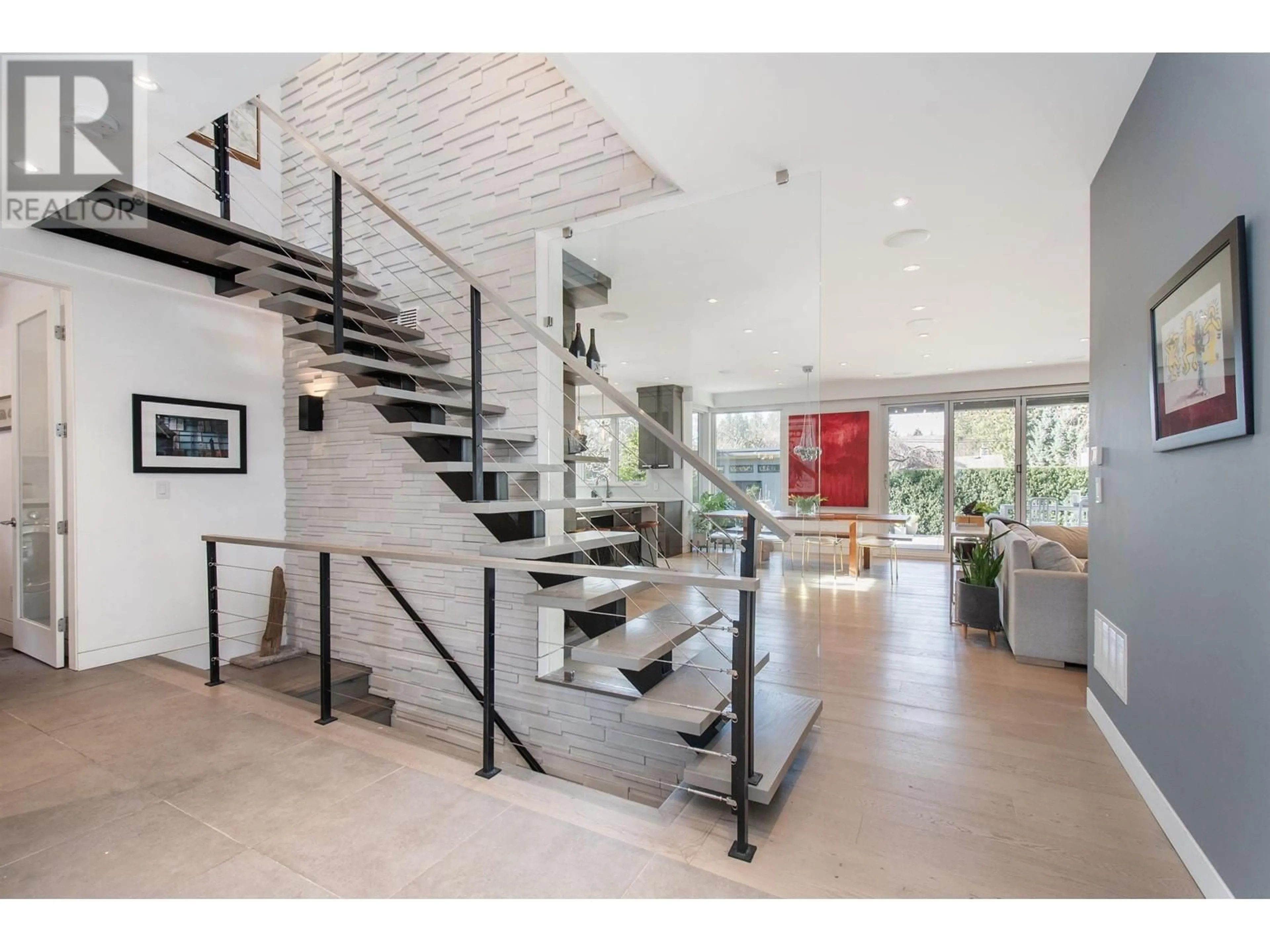 Indoor foyer for 2725 LYNDENE ROAD, North Vancouver British Columbia V7R1E2