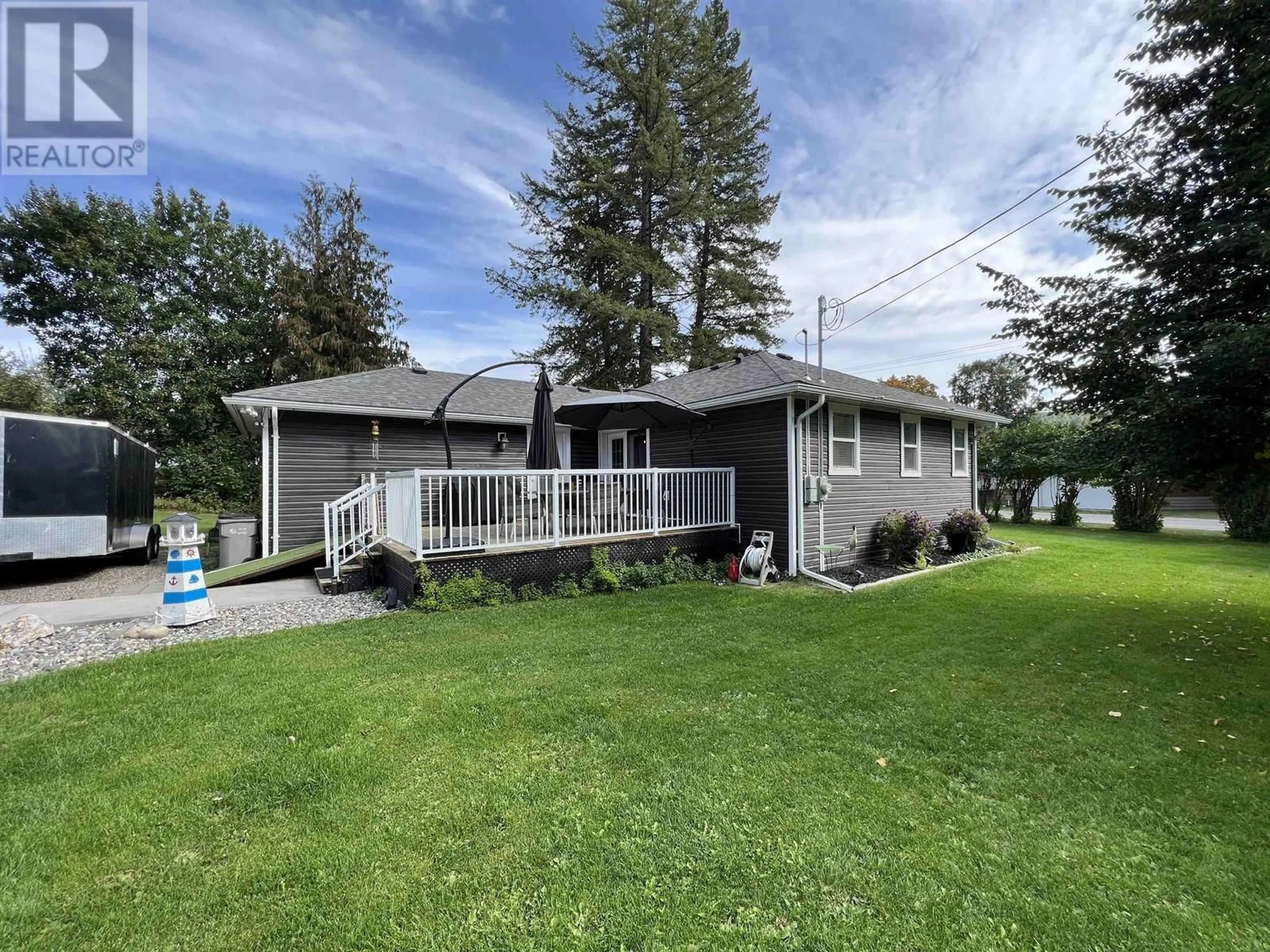 A pic from outside/outdoor area/front of a property/back of a property/a pic from drone, water/lake/river/ocean view for 913 JOHNSTON AVENUE, Quesnel British Columbia V2J3B9