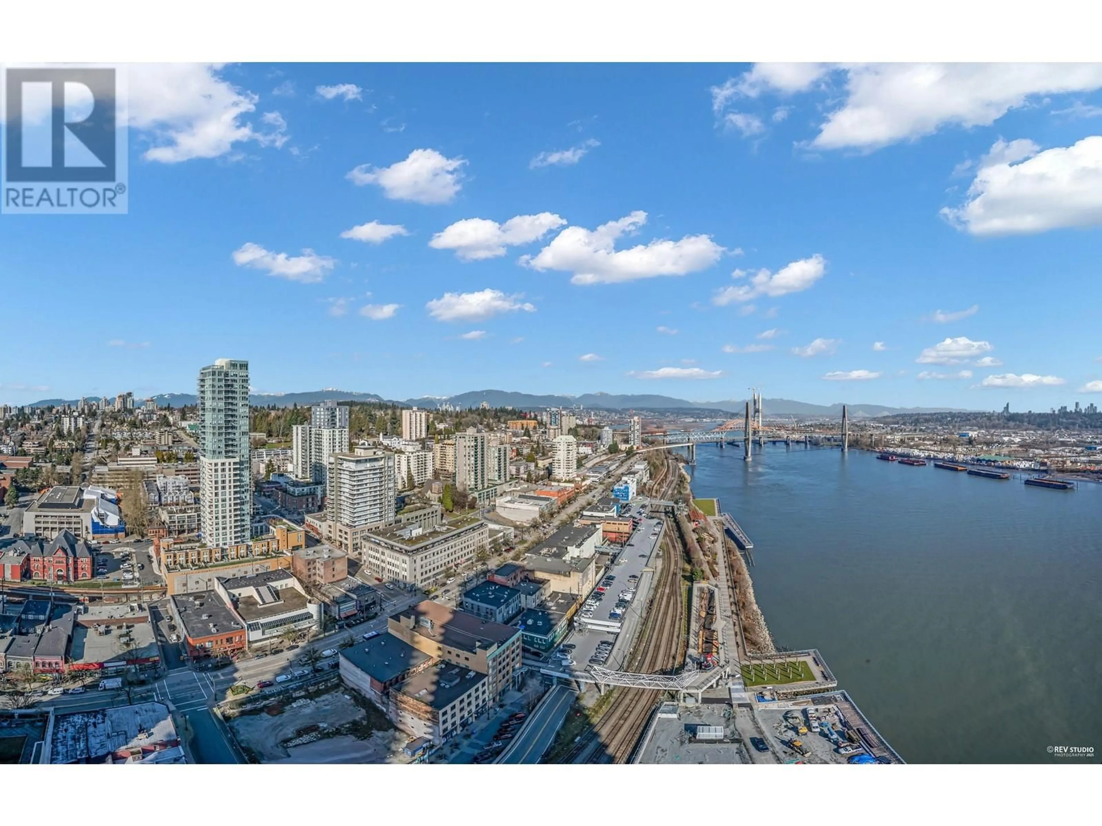 A pic from outside/outdoor area/front of a property/back of a property/a pic from drone, water/lake/river/ocean view for 3003 660 QUAYSIDE DRIVE, New Westminster British Columbia V3M0P2