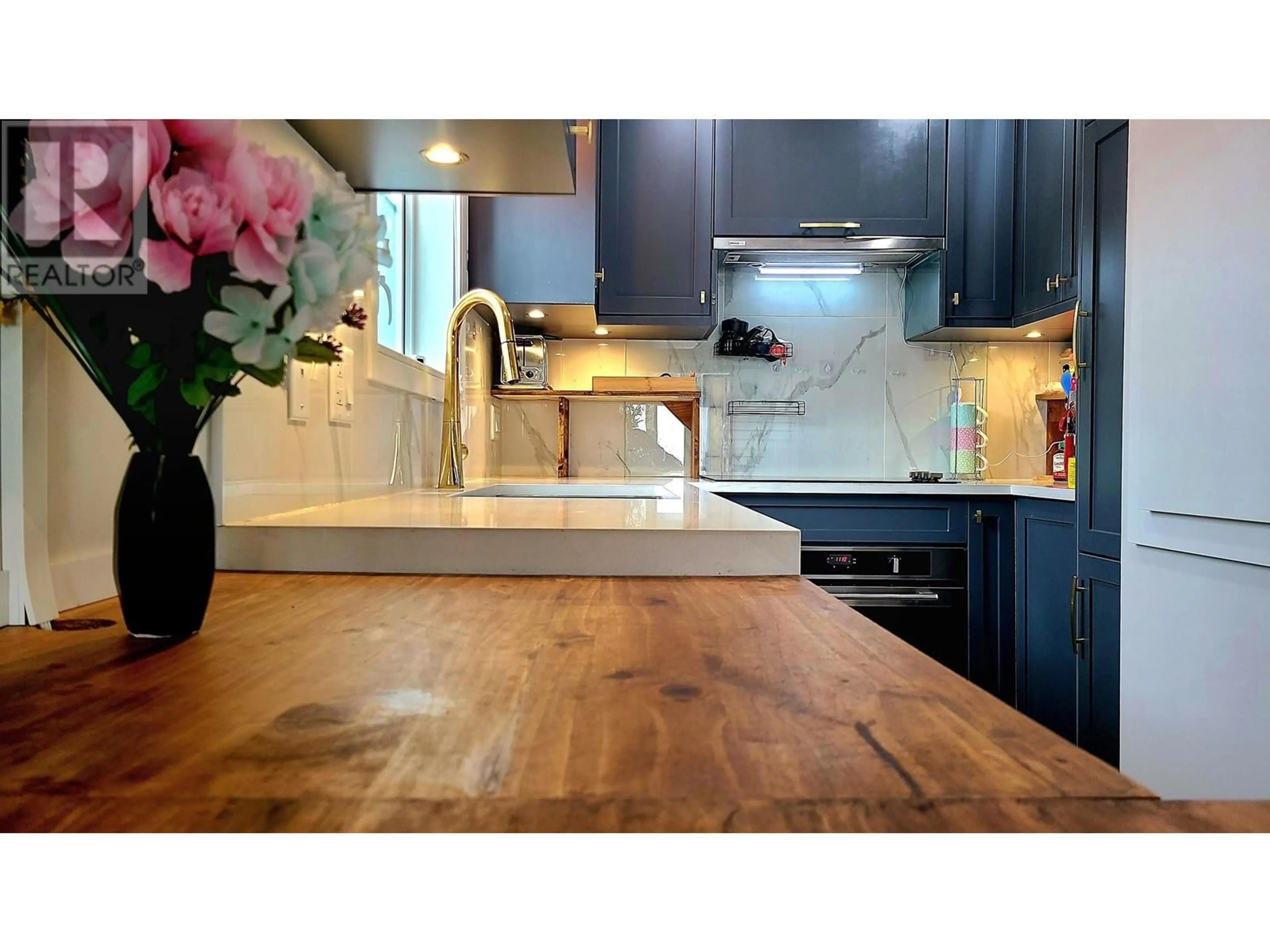 Contemporary kitchen, wood/laminate floor for 901 BROADWAY STREET, Vancouver British Columbia V5T1Y3