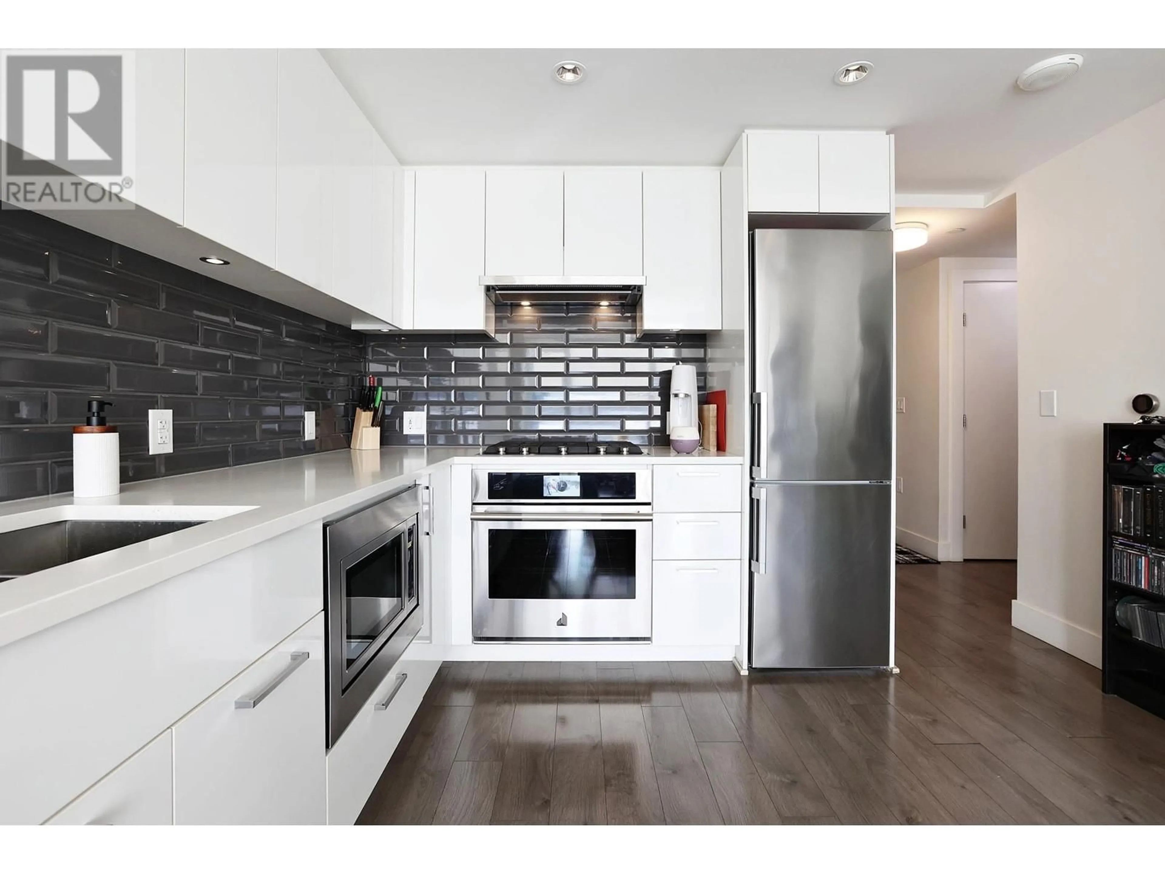 Contemporary kitchen, unknown for 1402 - 8533 RIVER DISTRICT CROSSING, Vancouver British Columbia V5S0H2