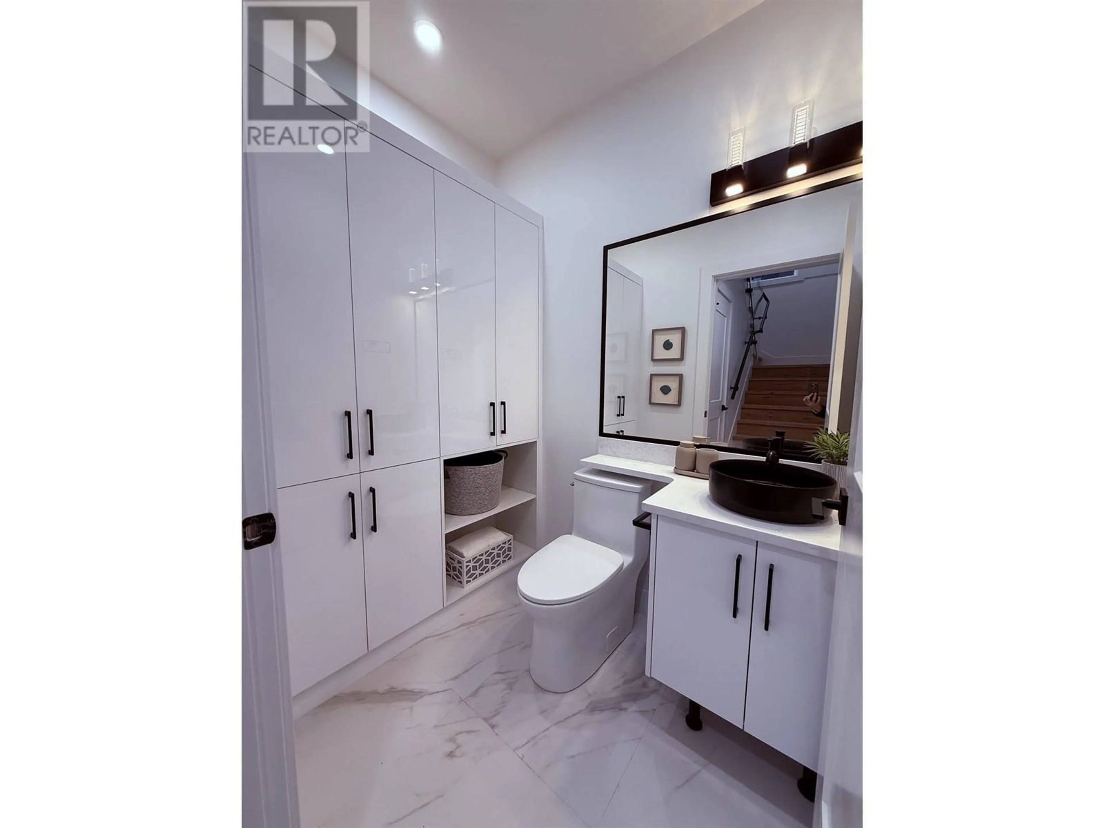 Contemporary bathroom, ceramic/tile floor for 1 2727 PARKER STREET, Vancouver British Columbia V5K2T6