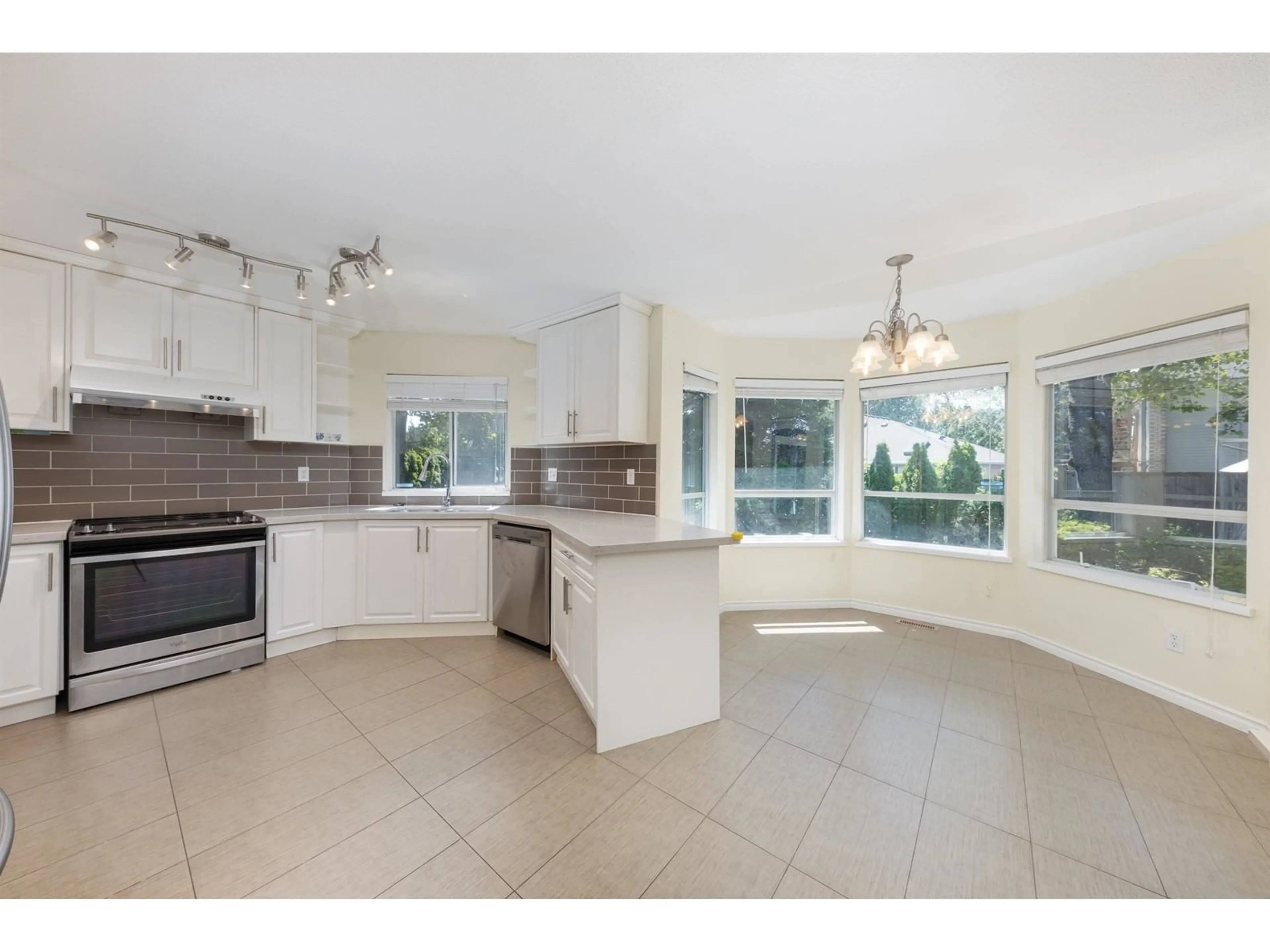 Open concept kitchen, ceramic/tile floor for 14848 20A AVENUE, Surrey British Columbia V4A8L3