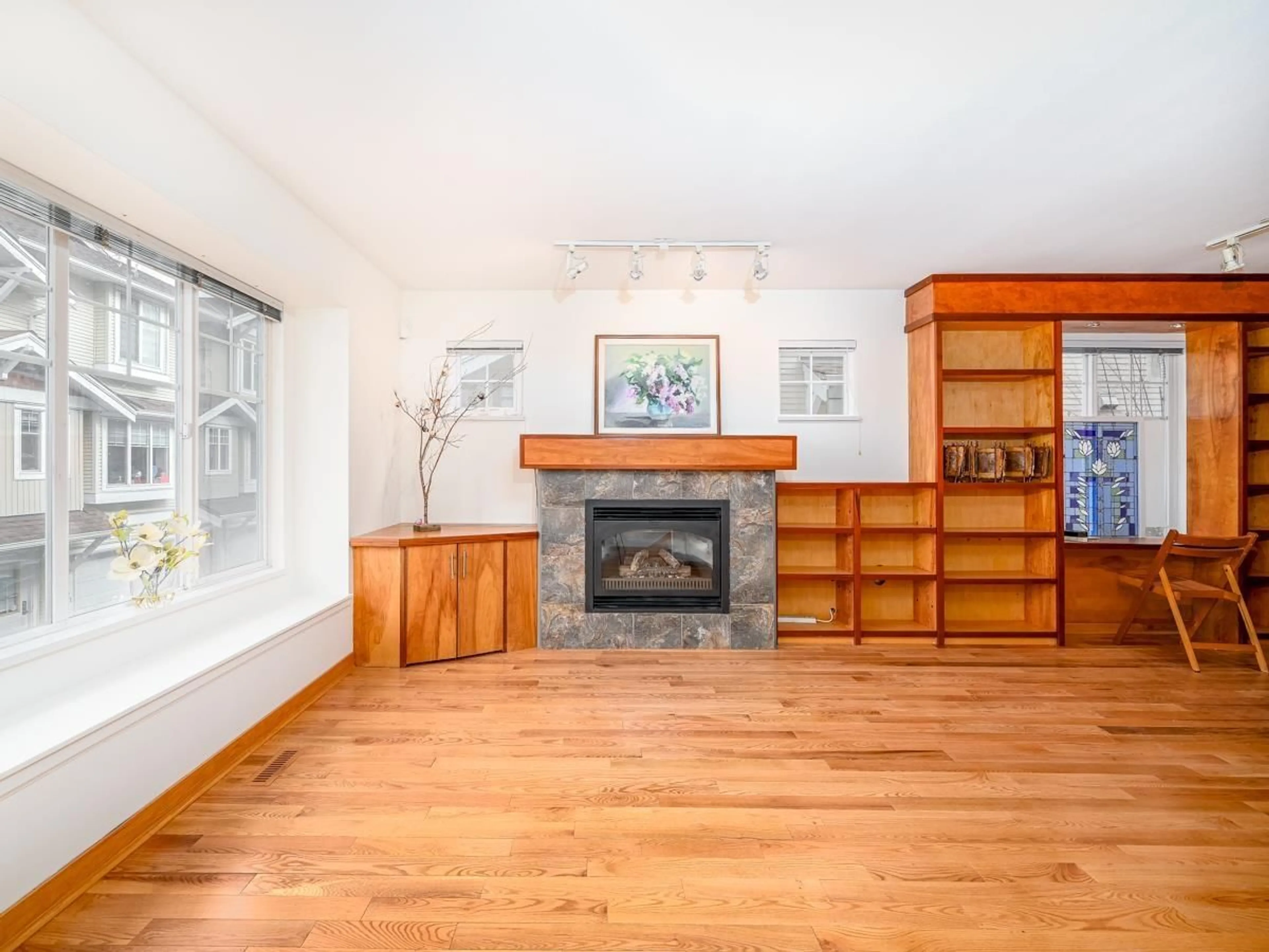 Living room with furniture, wood/laminate floor for 73 - 12110 75A, Surrey British Columbia V3W1M1