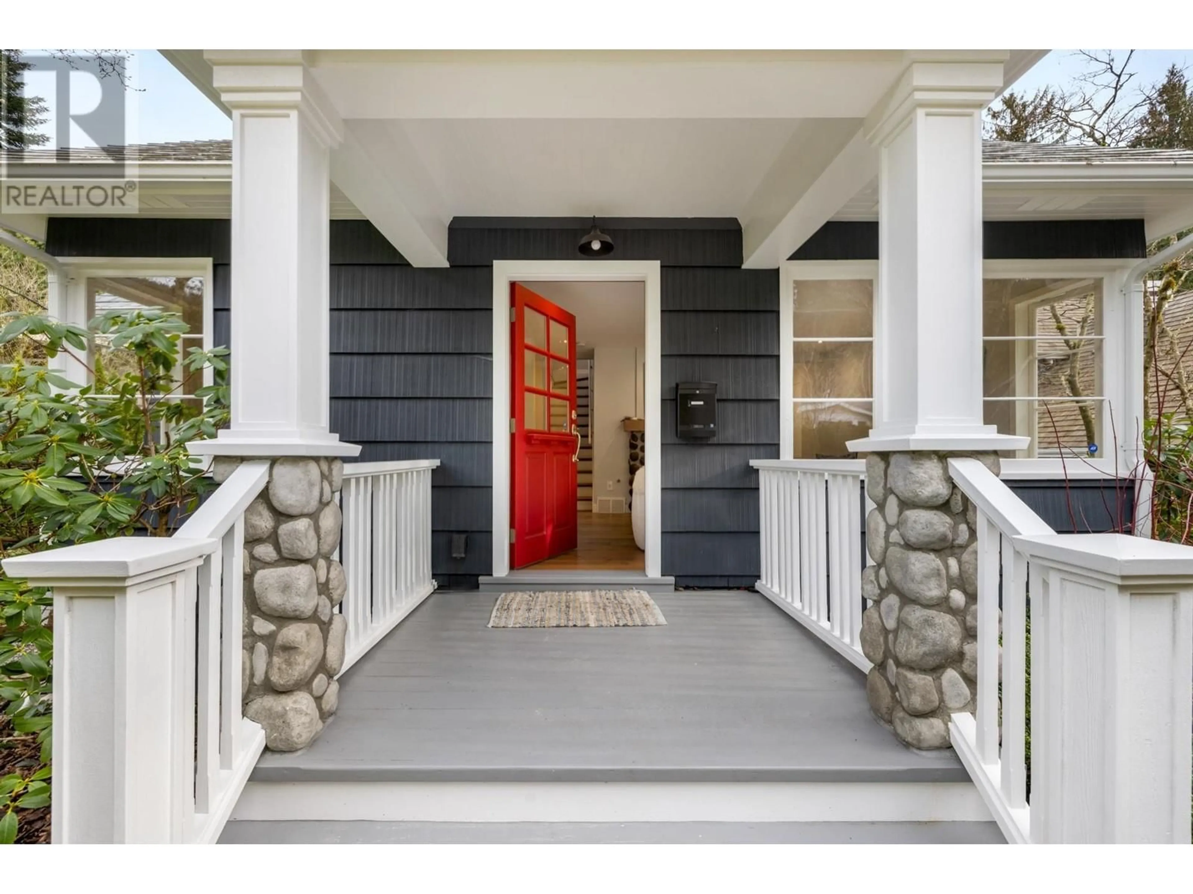 Indoor entryway for 5648 EAGLE HARBOUR ROAD, West Vancouver British Columbia V7W1P5