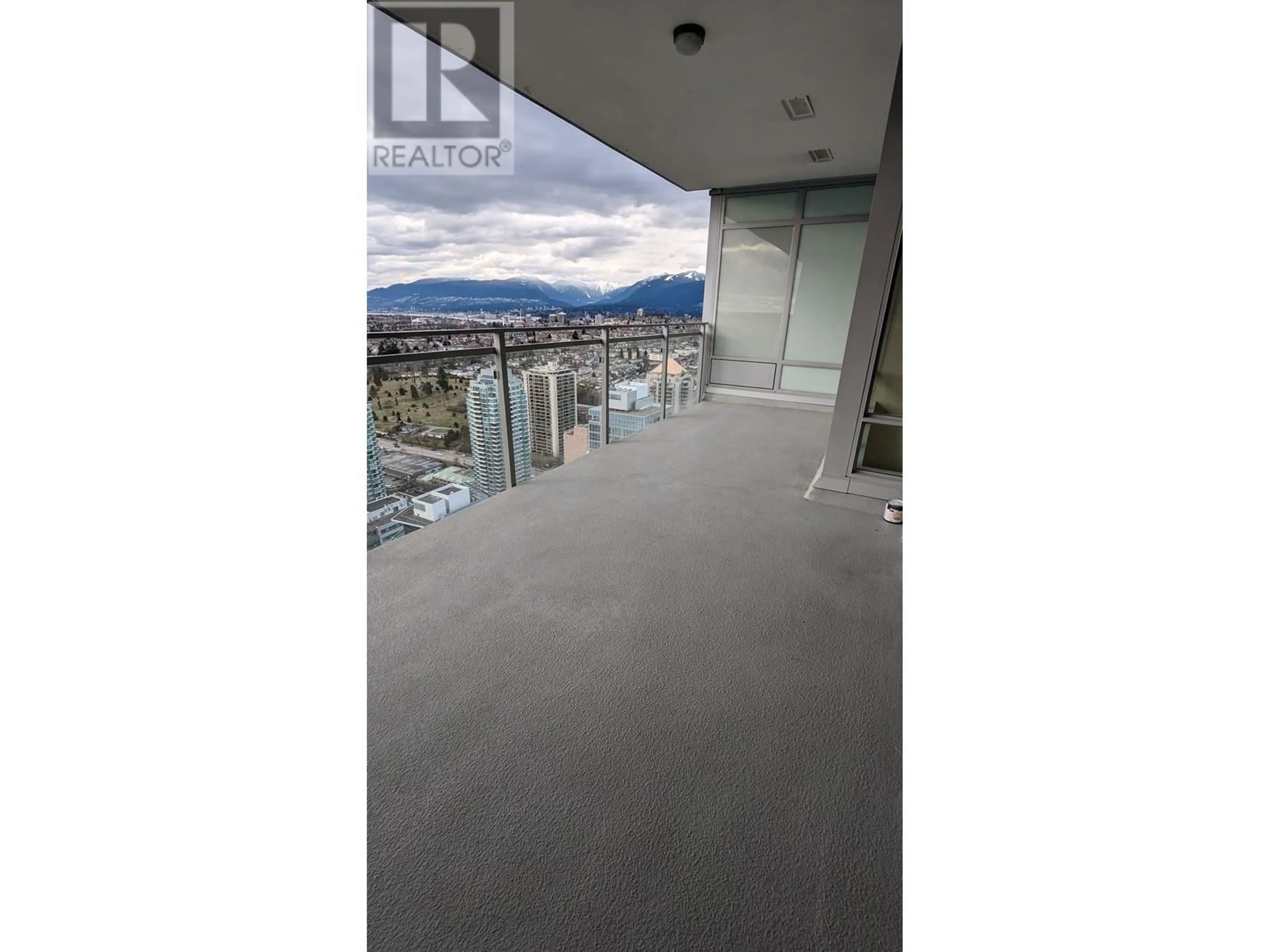 Indoor foyer for 3402 4485 SKYLINE DRIVE, Burnaby British Columbia V5C0J2