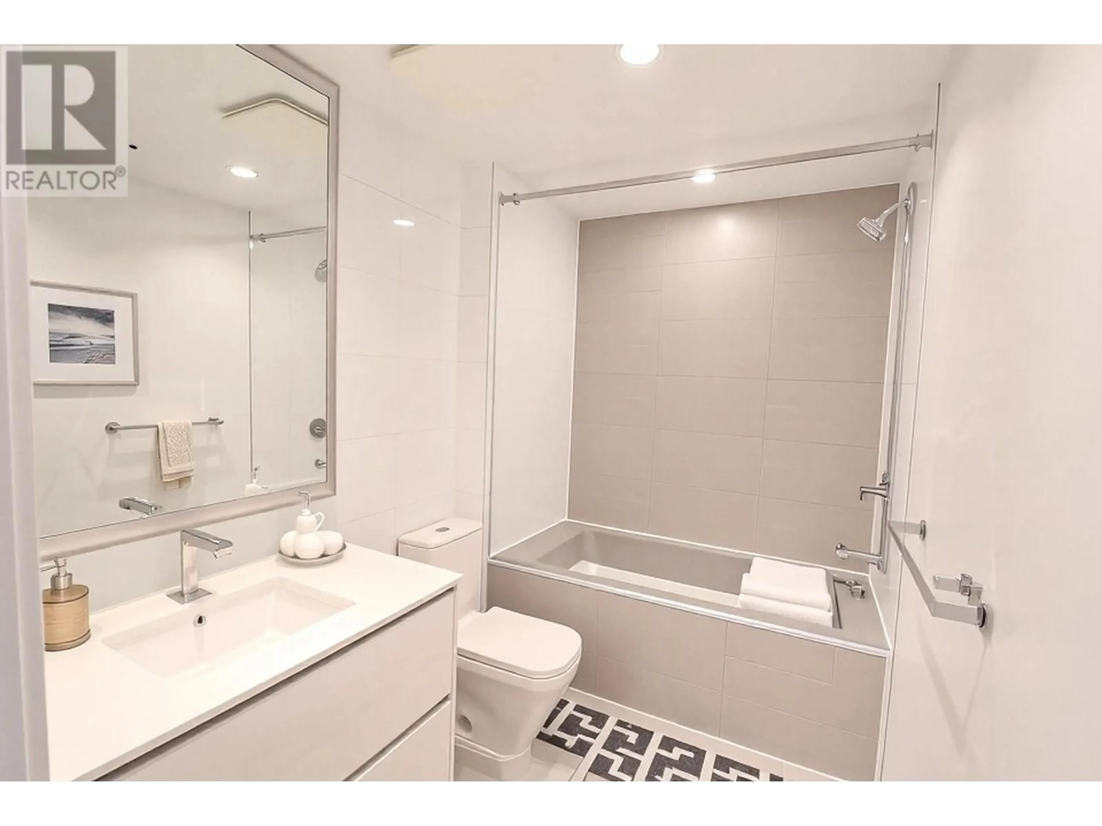 Standard bathroom, ceramic/tile floor for 3809 6098 STATION STREET, Burnaby British Columbia V5H0H4