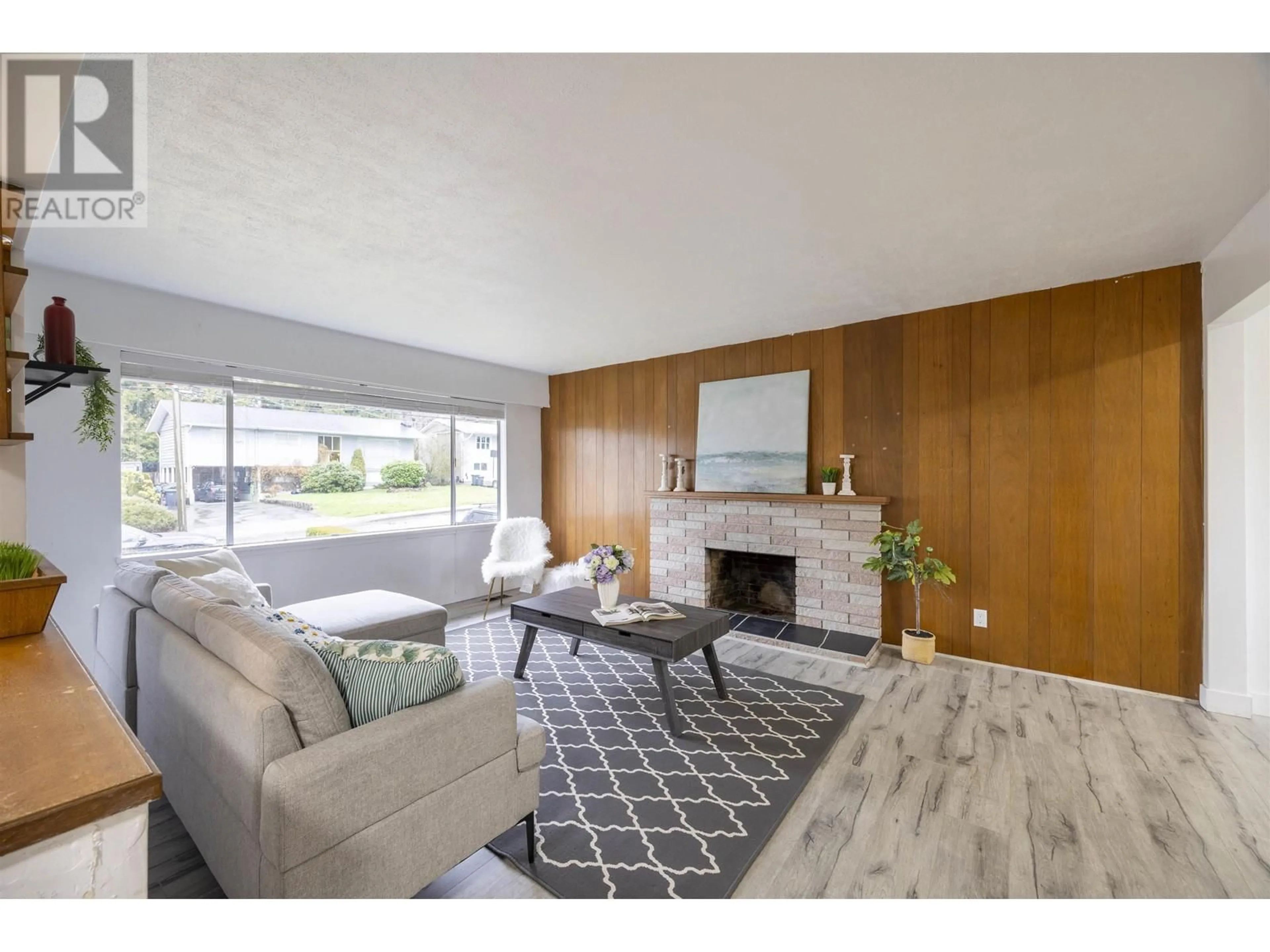 Living room with furniture, unknown for 2418 WARRENTON AVENUE, Coquitlam British Columbia V3K3M5