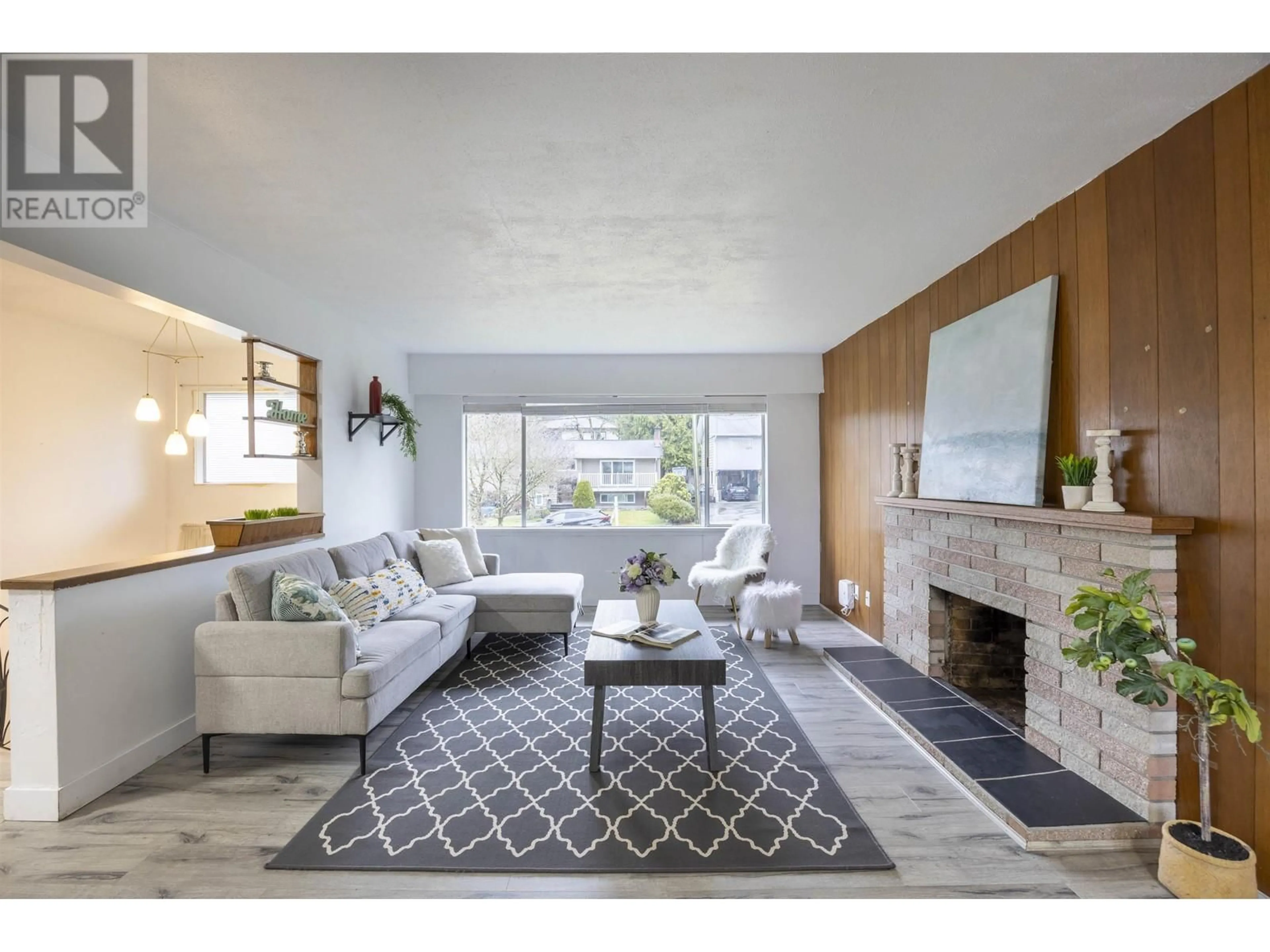 Living room with furniture, unknown for 2418 WARRENTON AVENUE, Coquitlam British Columbia V3K3M5