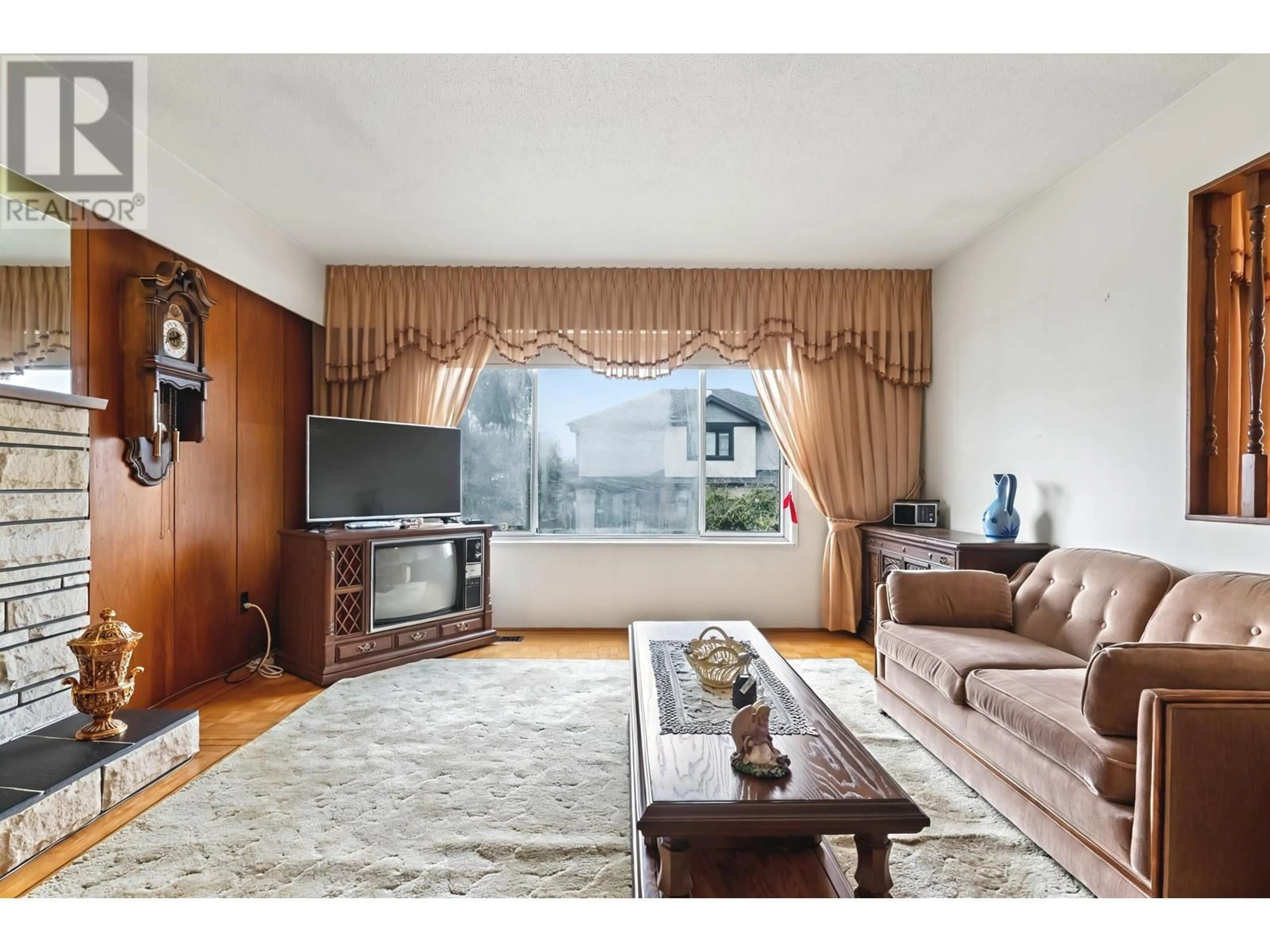 Living room with furniture, unknown for 3980 PENTICTON STREET, Vancouver British Columbia V5R1X8