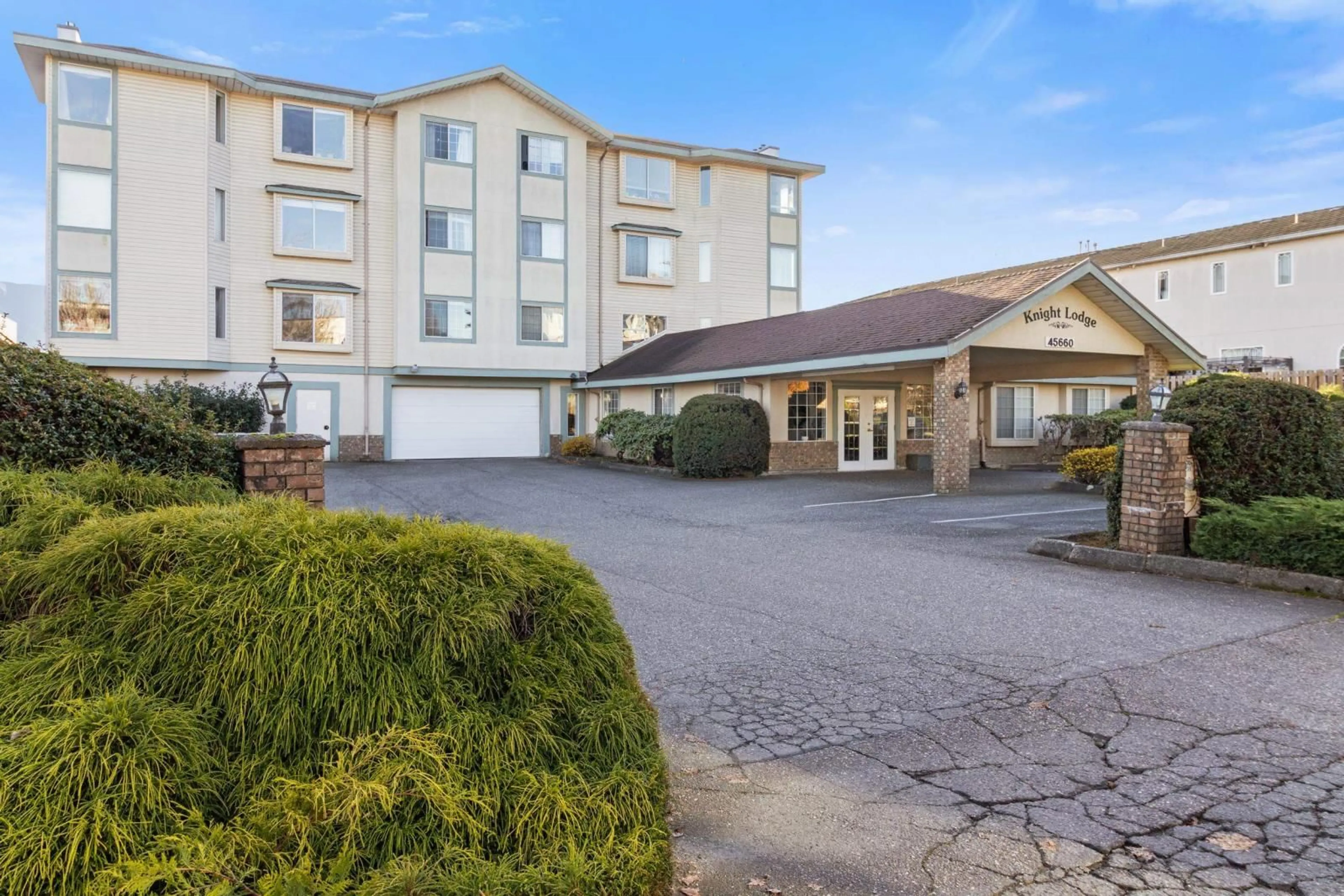 Patio, building for 108 - 45660 KNIGHT ROAD, Chilliwack British Columbia V2R2X4