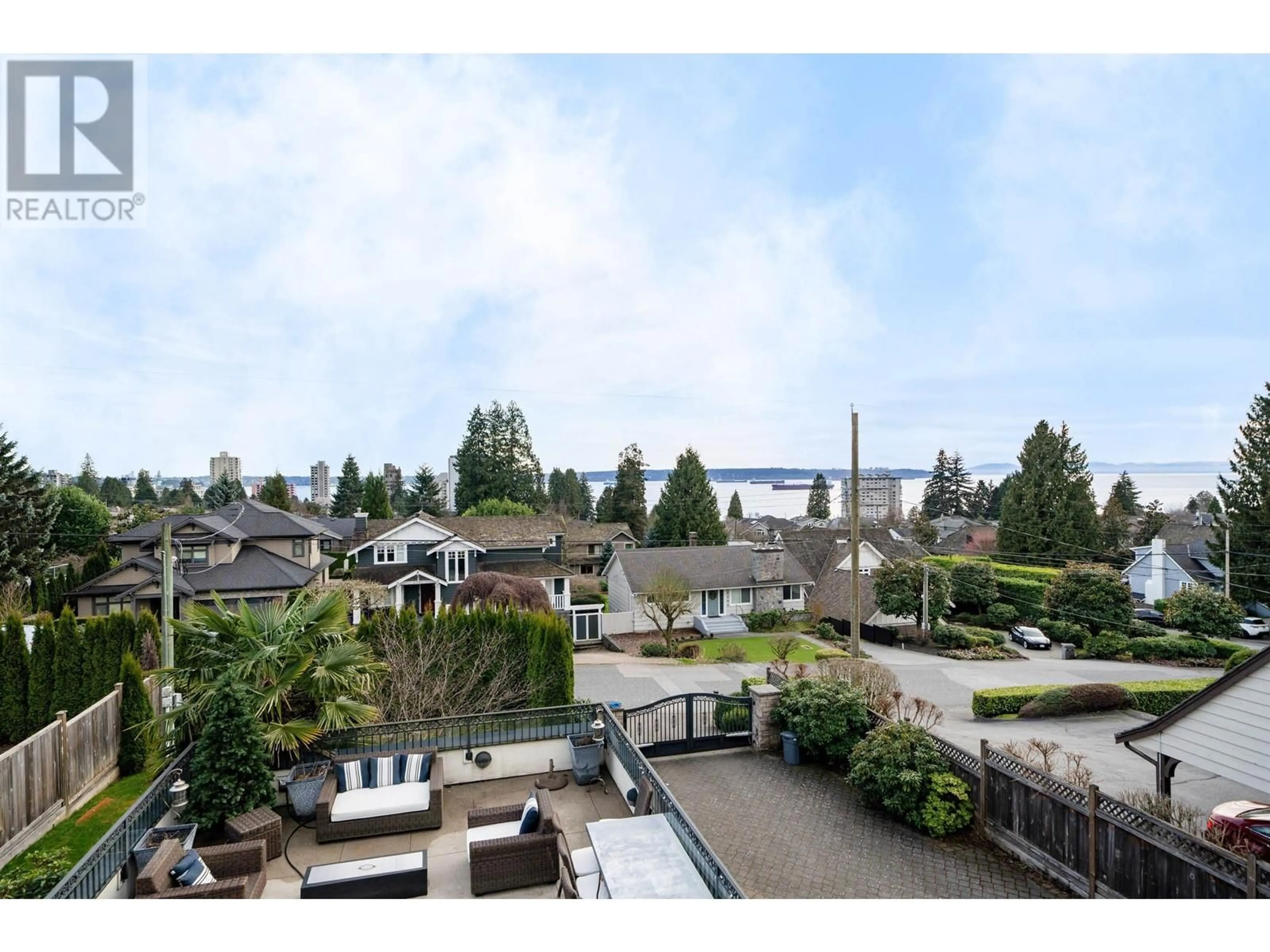 A pic from outside/outdoor area/front of a property/back of a property/a pic from drone, unknown for 2285 KINGS AVENUE, West Vancouver British Columbia V7V2C1