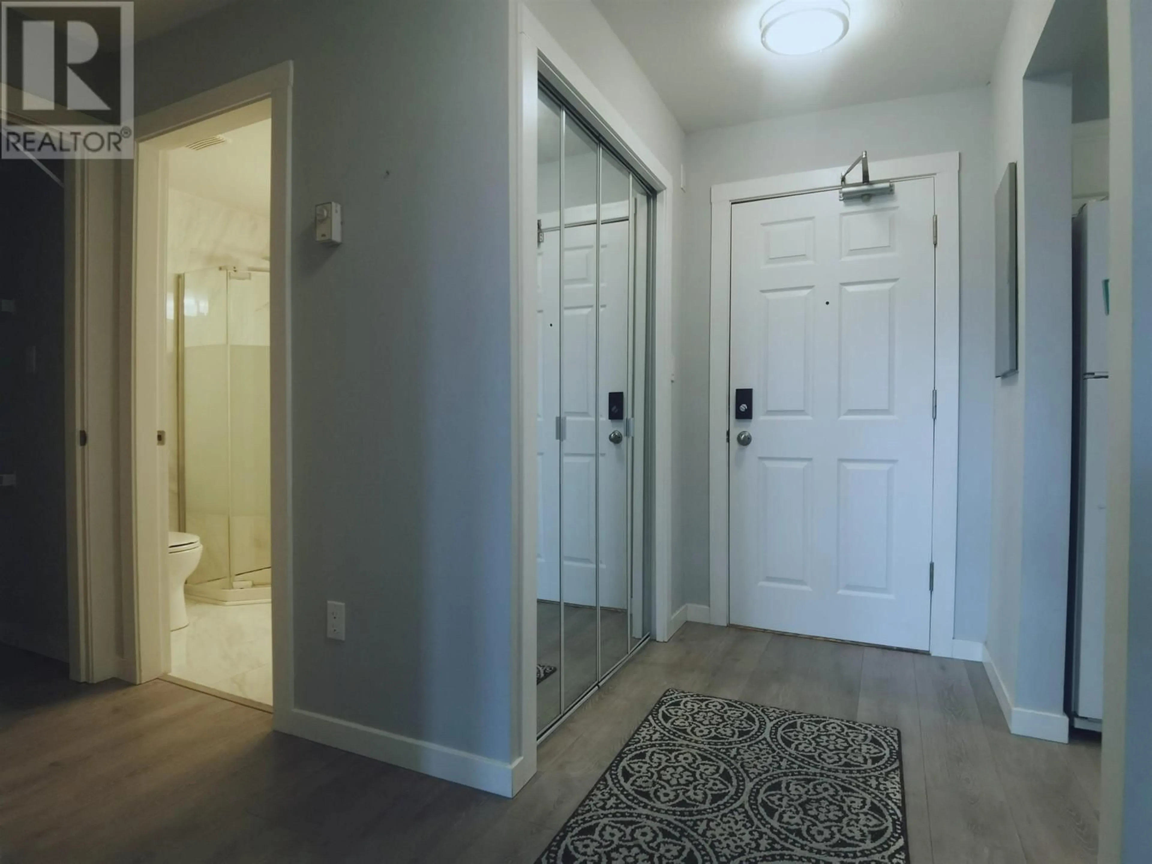 Indoor entryway for 105 - 519 TWELFTH STREET, New Westminster British Columbia V3M6V9