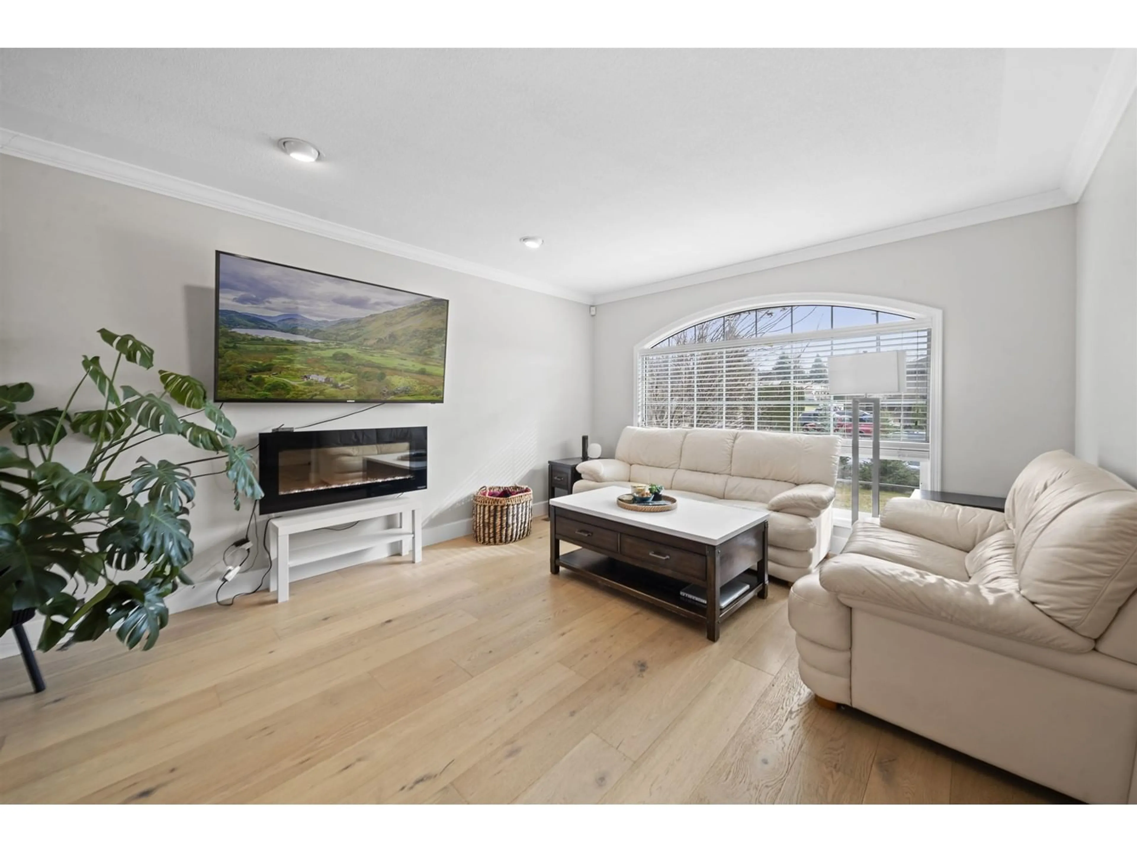 Living room with furniture, unknown for 8316 MILLER CRESCENT, Mission British Columbia V2V6H7