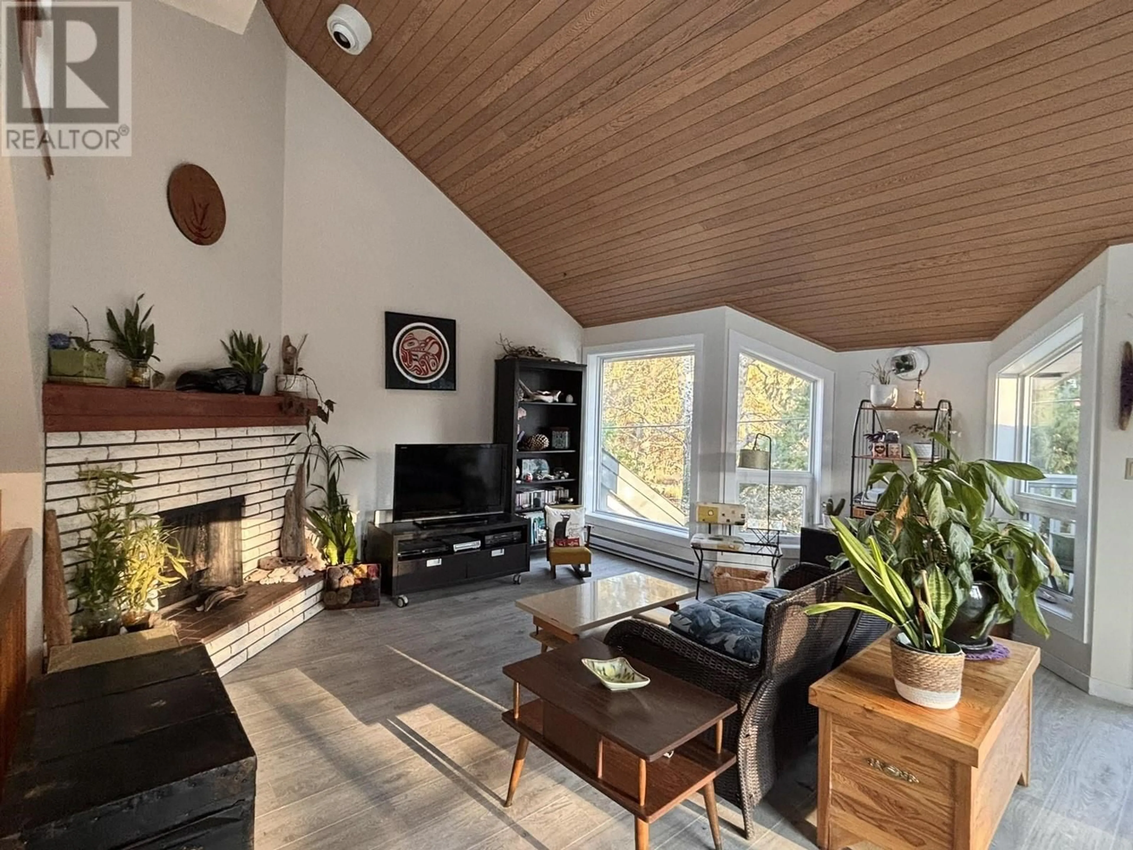 Living room with furniture, wood/laminate floor for 9 - 5753 WHARF AVENUE, Sechelt British Columbia V7Z0H5