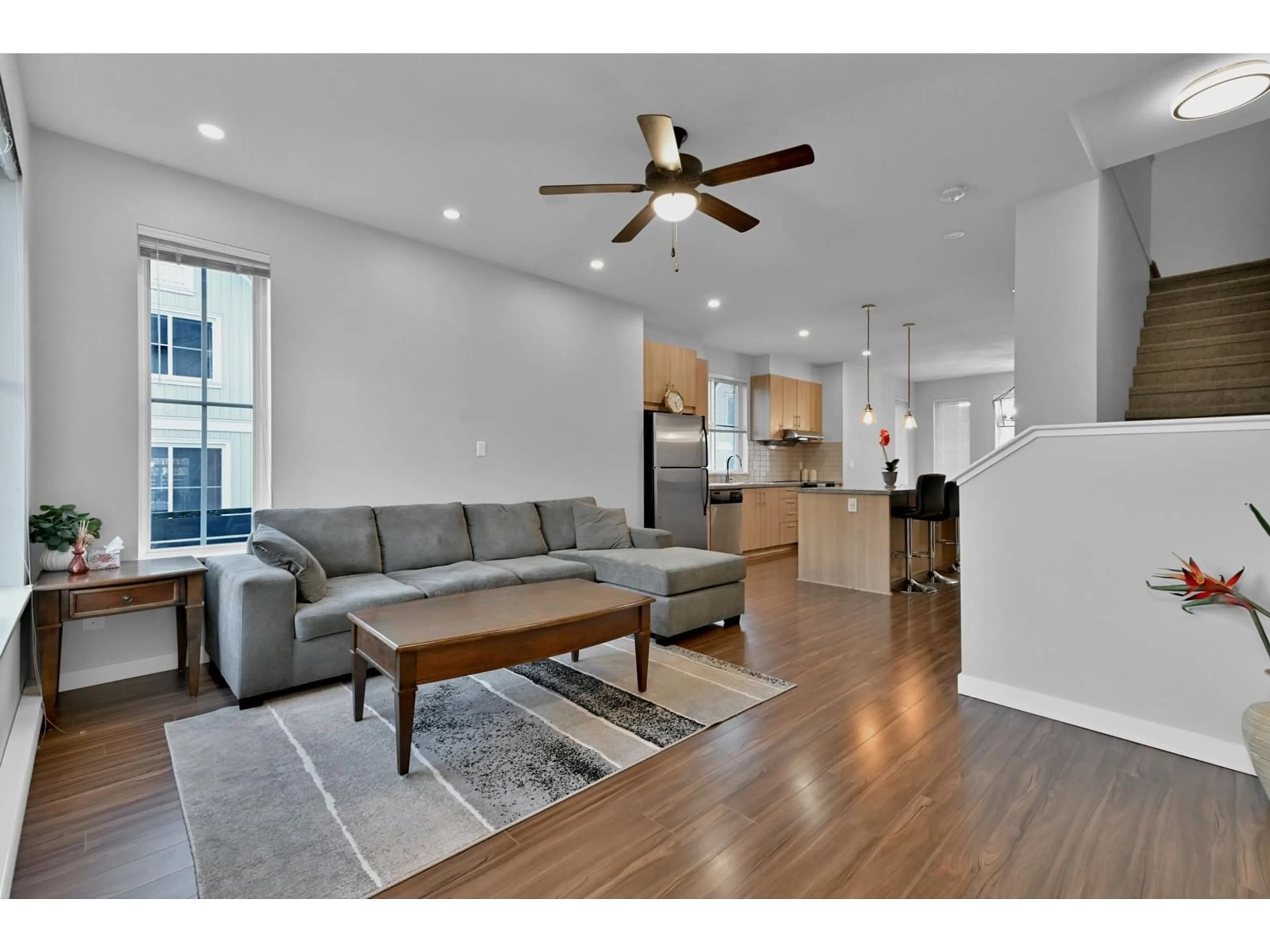 Living room with furniture, wood/laminate floor for 38 - 31032 WESTRIDGE, Abbotsford British Columbia V2T0C6