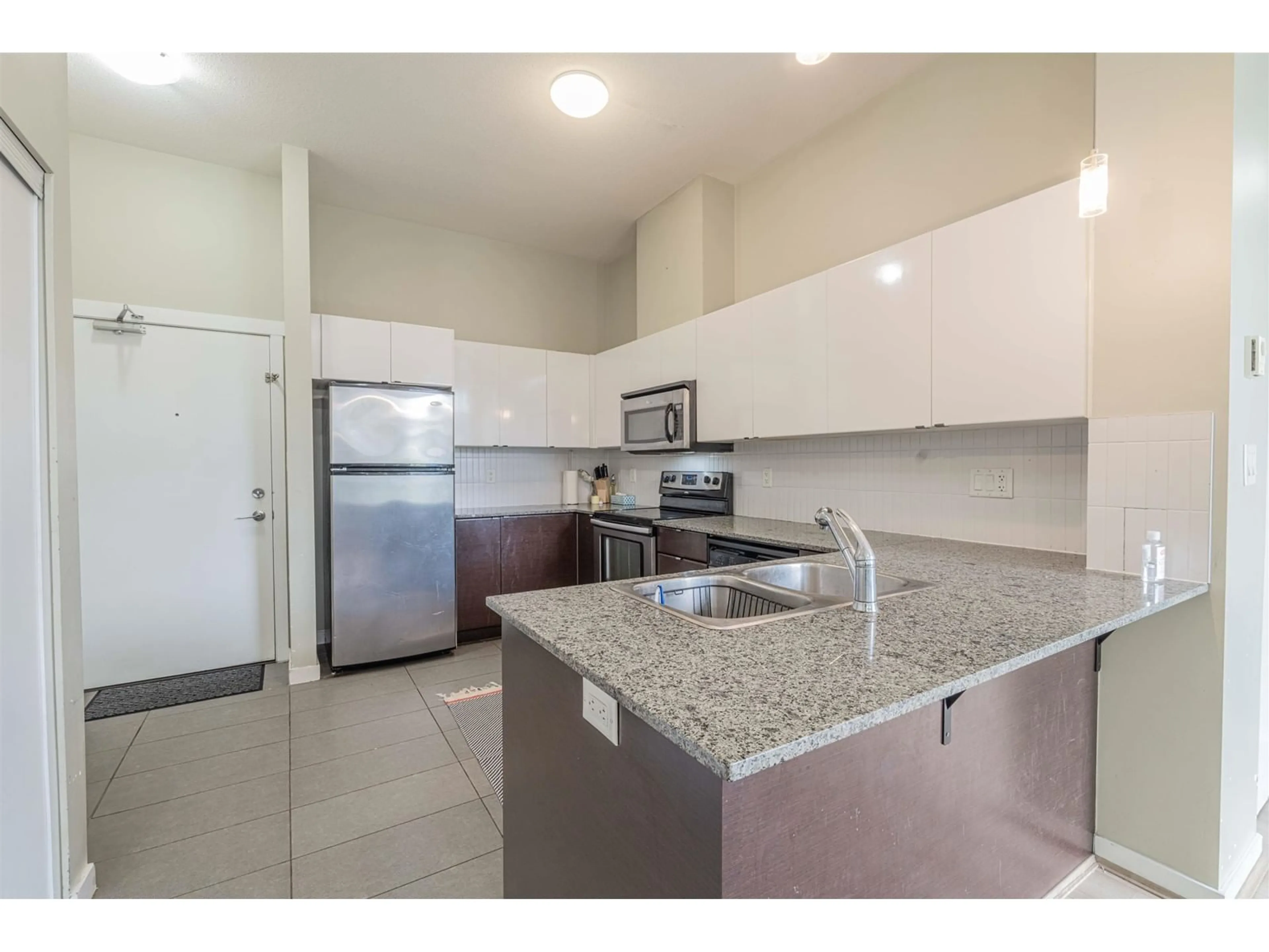 Standard kitchen, ceramic/tile floor for 519 - 13733 107A, Surrey British Columbia V3T0B7