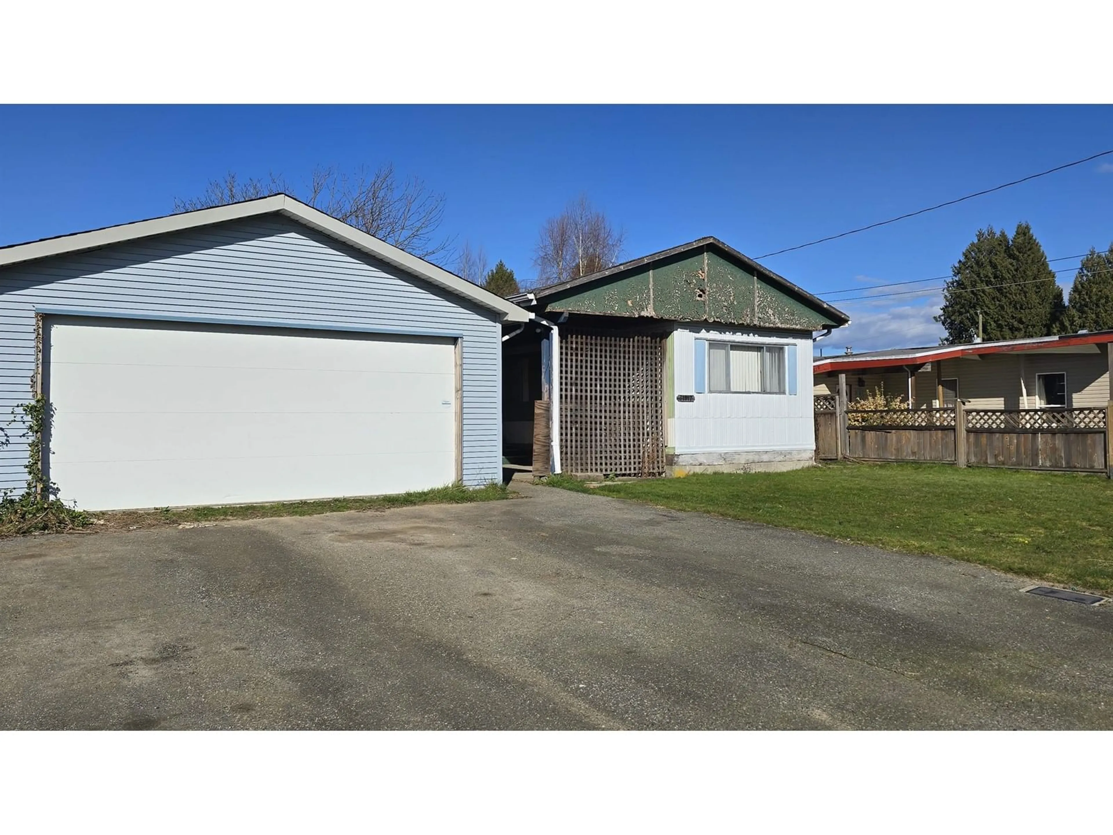 A pic from outside/outdoor area/front of a property/back of a property/a pic from drone, street for 31517 MONARCH COURT, Abbotsford British Columbia V2T6M5