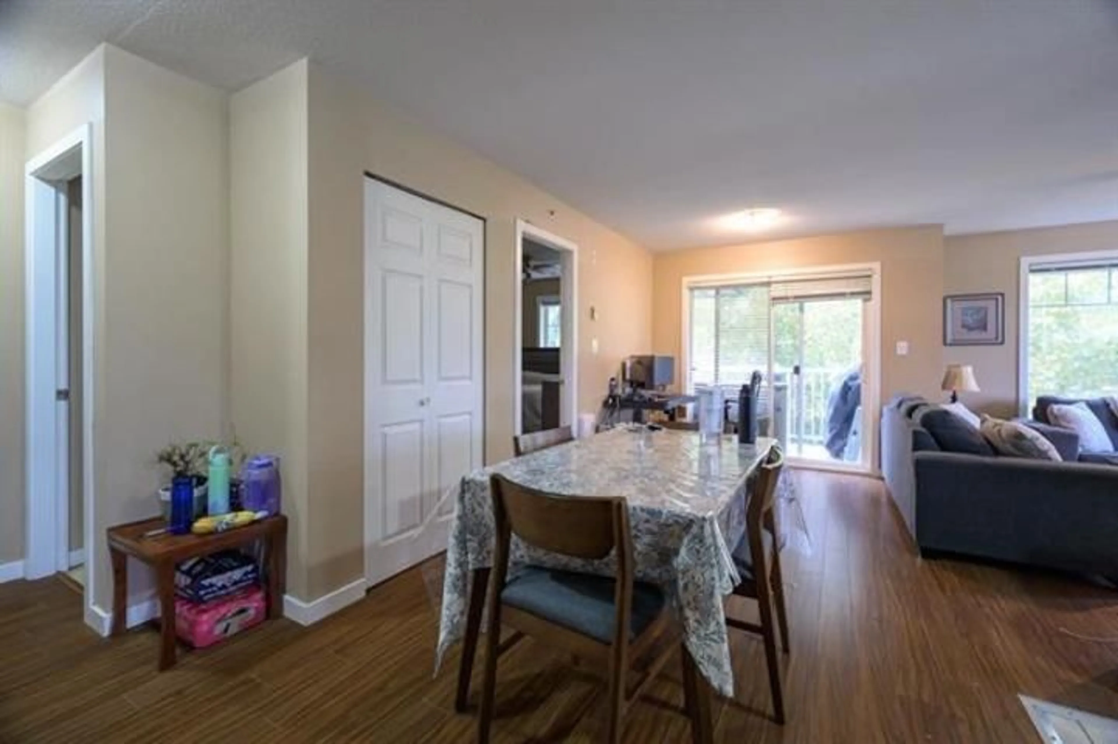 Dining room, wood/laminate floor for 402 - 33960 OLD YALE, Abbotsford British Columbia V2S2J9