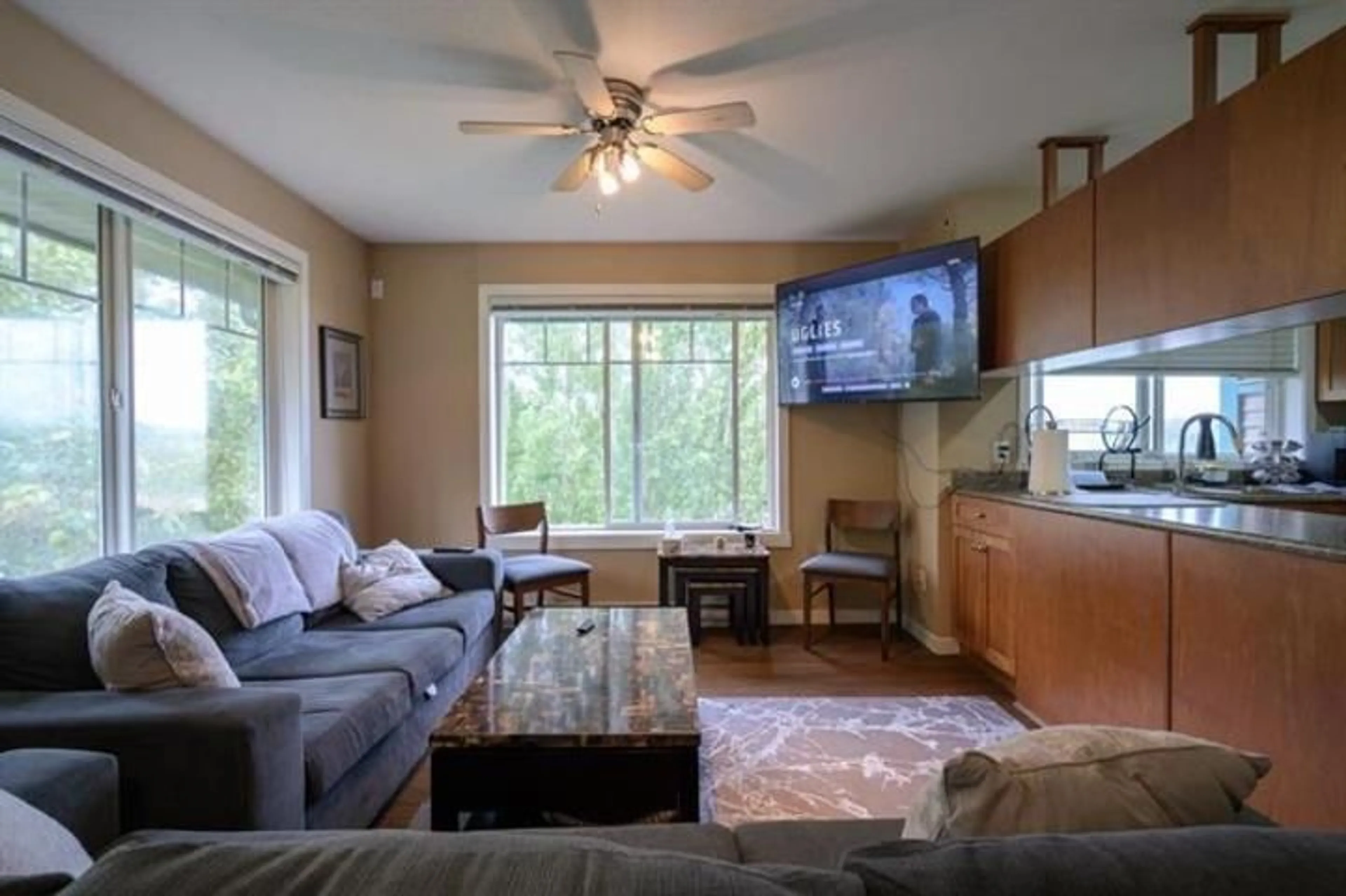 Living room with furniture, unknown for 402 33960 OLD YALE ROAD, Abbotsford British Columbia V2S2J9