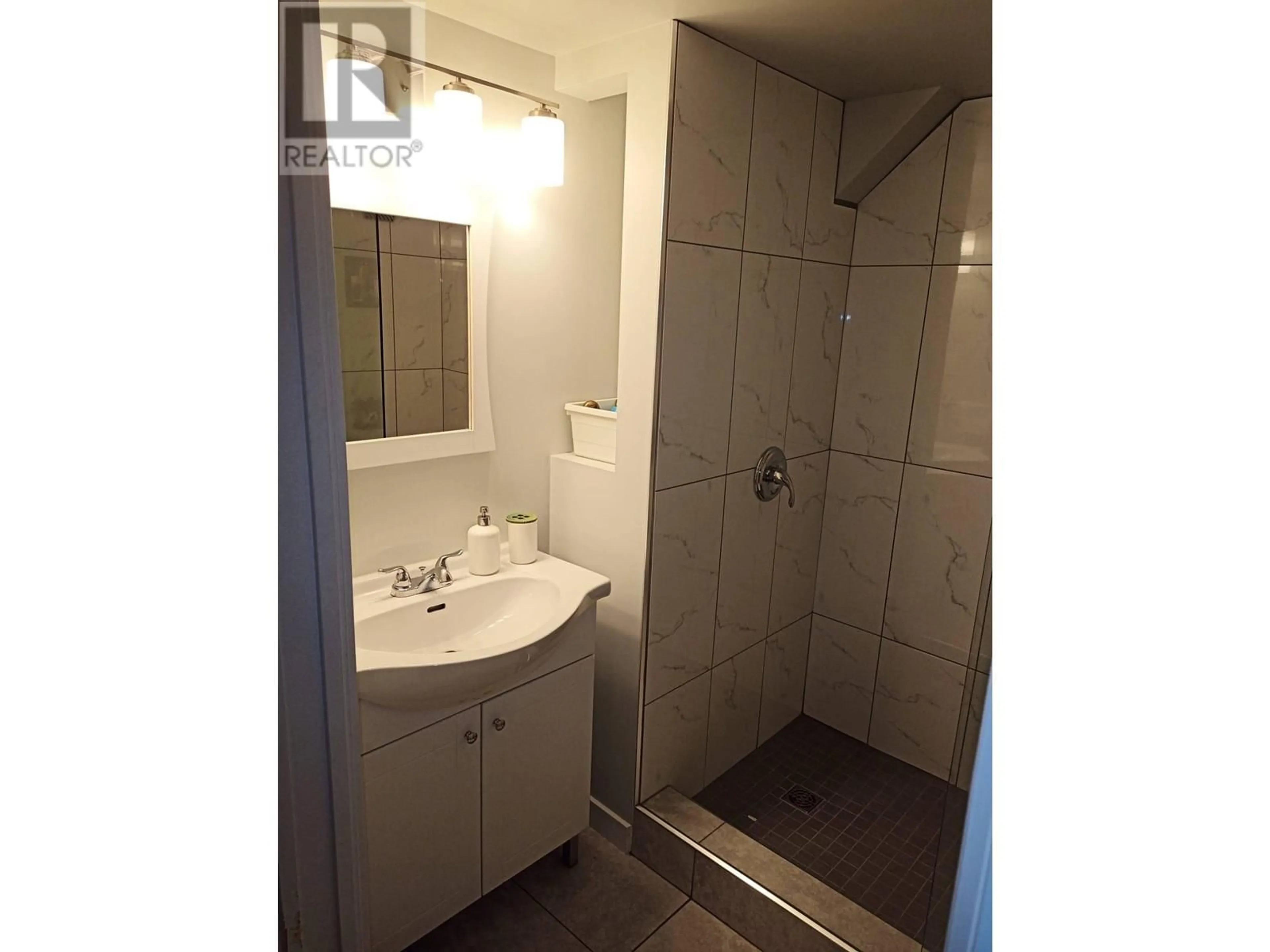 Standard bathroom, unknown for 842 WESTWOOD STREET, Coquitlam British Columbia V3C3L2