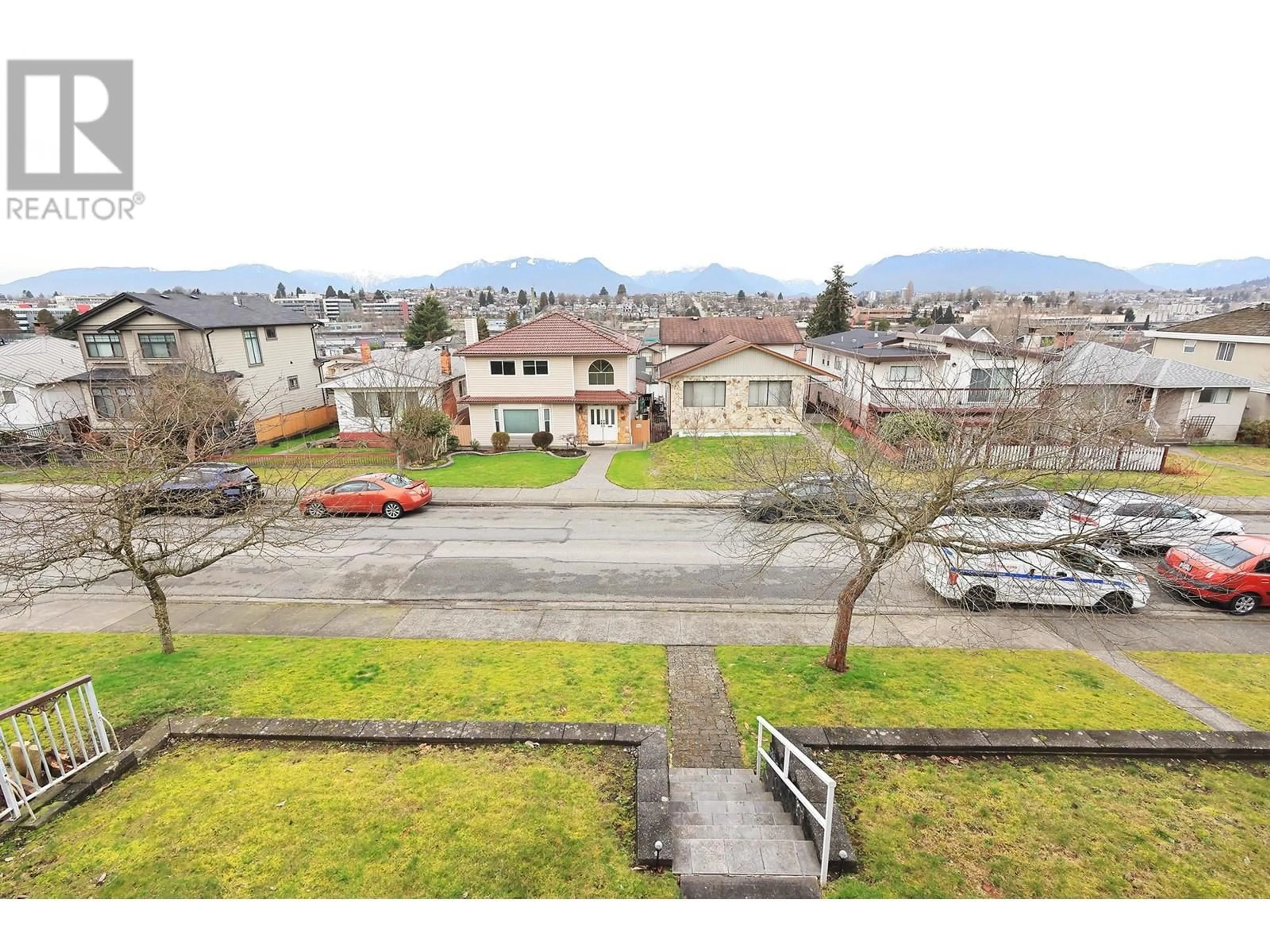 A pic from outside/outdoor area/front of a property/back of a property/a pic from drone, mountain view for 3168 E 15TH AVENUE, Vancouver British Columbia V5M2L2