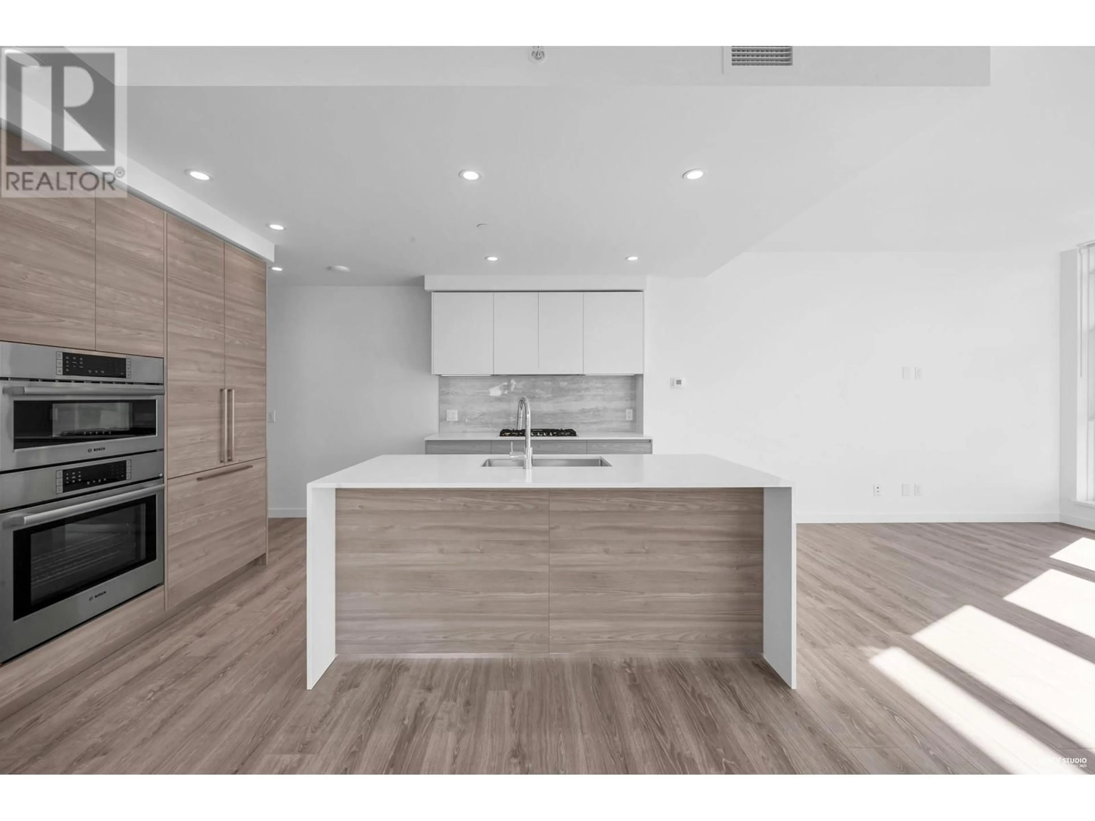 Open concept kitchen, wood/laminate floor for 604 - 660 QUAYSIDE DRIVE, New Westminster British Columbia V3M0P2