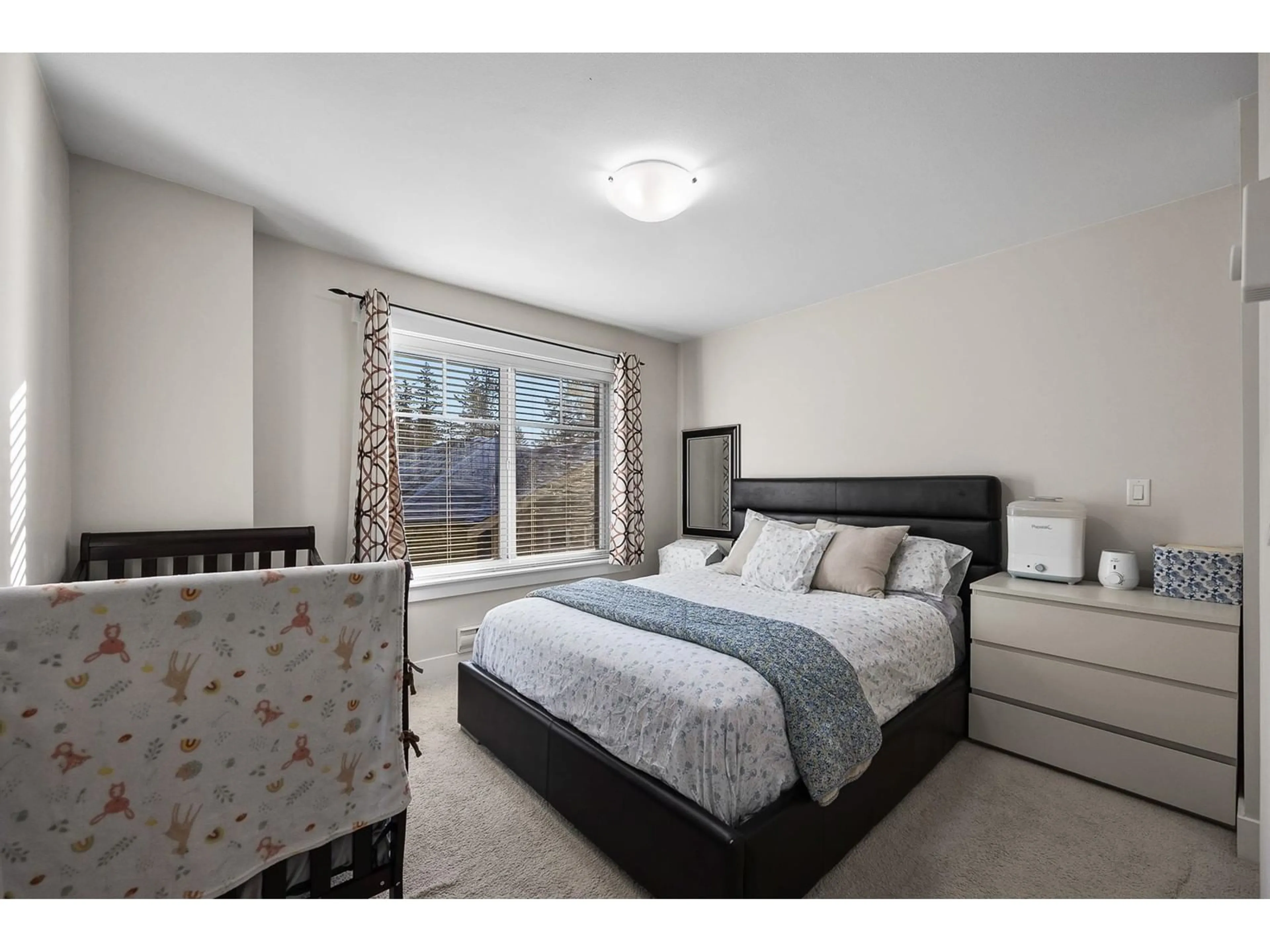 Bedroom with bed, unknown for 27 5957 152 STREET, Surrey British Columbia V3S3K4