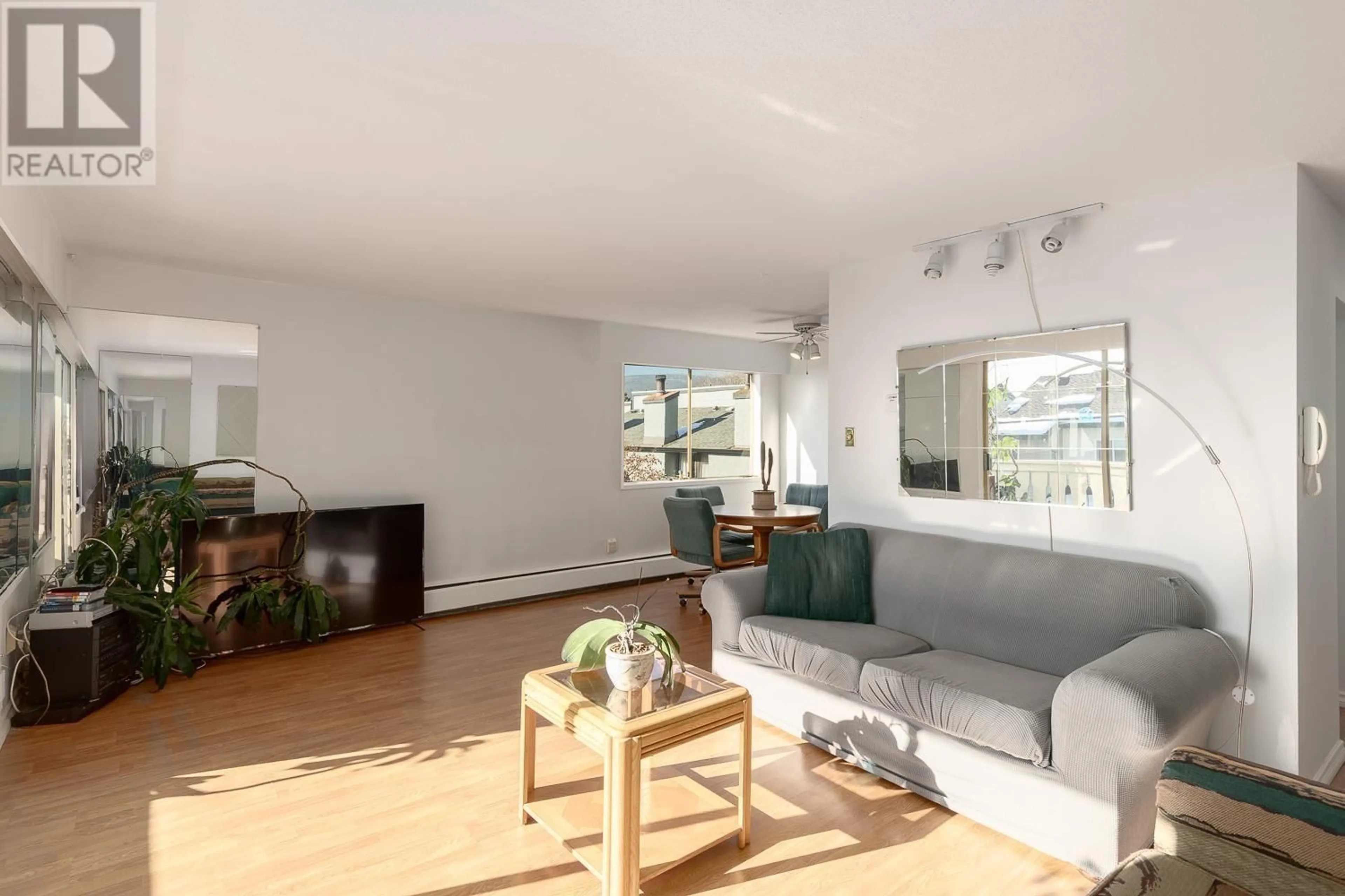 Living room with furniture, unknown for 116 - 1345 CHESTERFIELD AVENUE, North Vancouver British Columbia V7M2N1